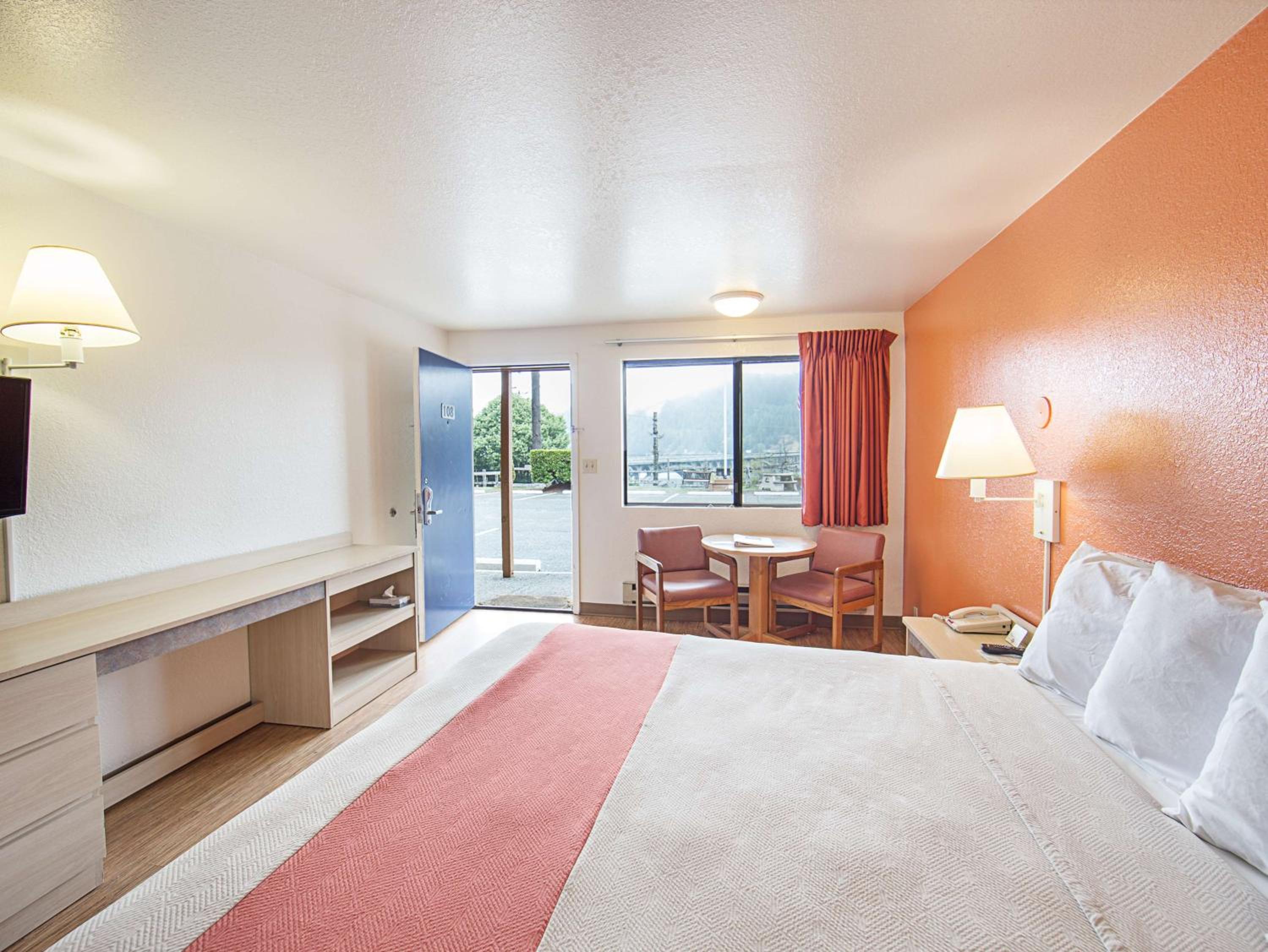 Deluxe King Room - Non-Smoking - Photo 1