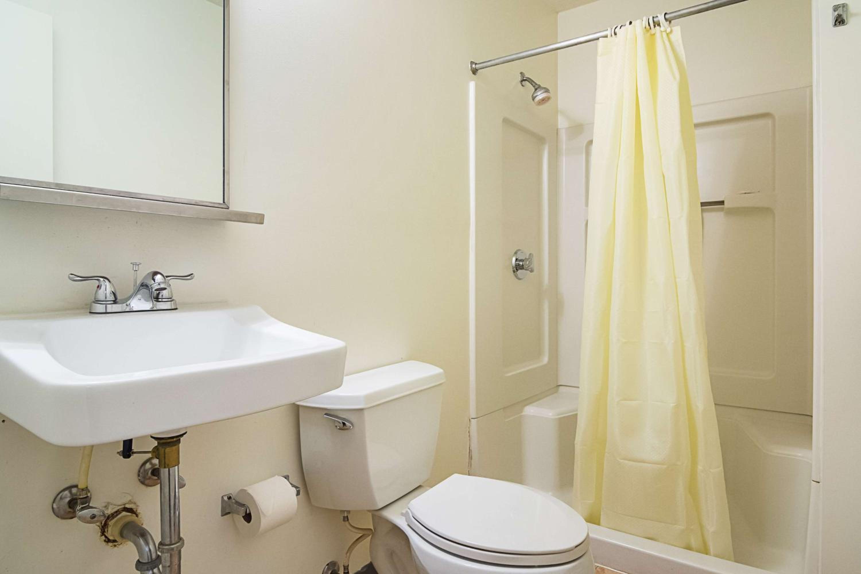 Queen Room - Disability Access - Roll in Shower - Photo 6