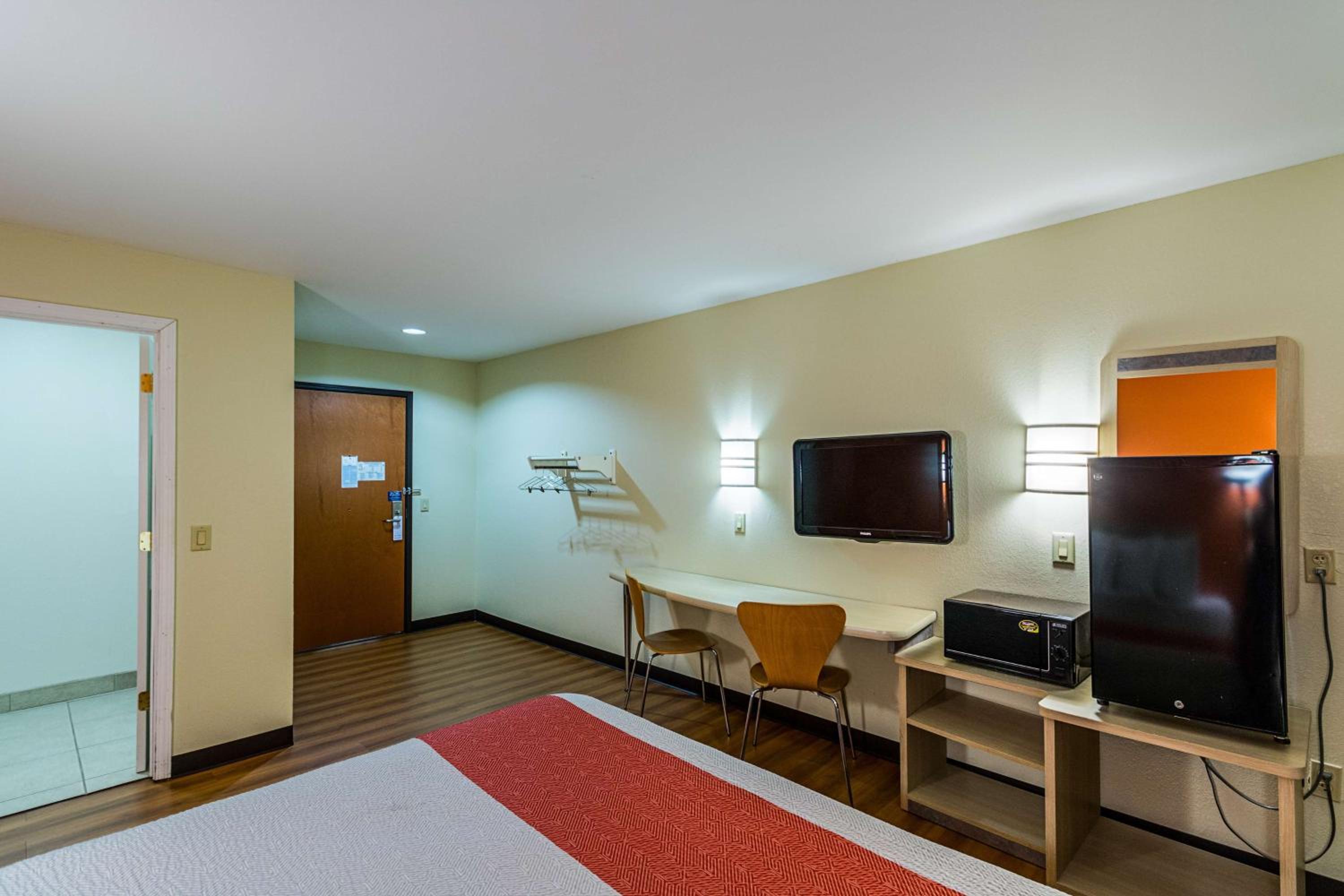 King Room - Non-Smoking - Photo 6