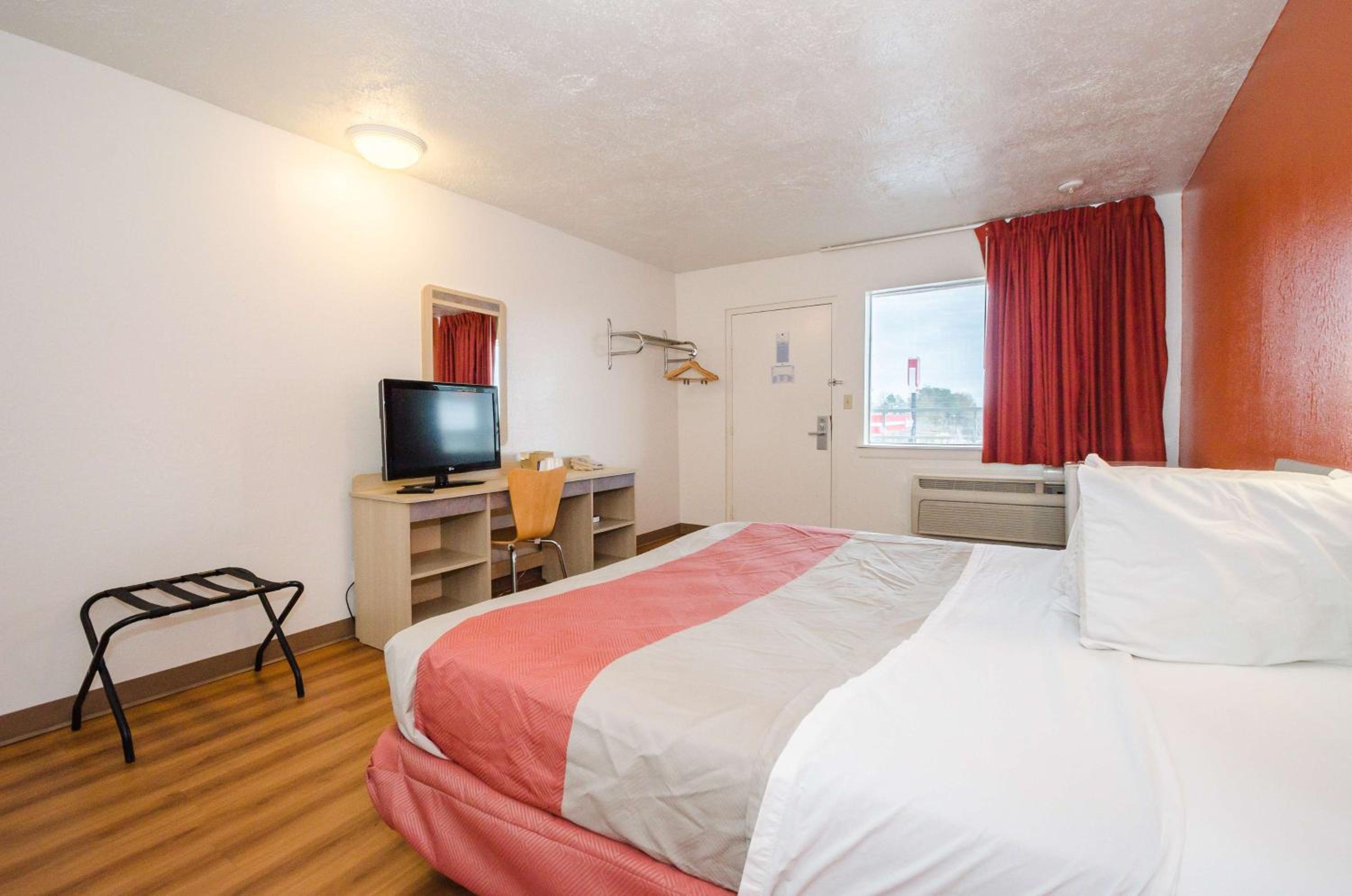 King Room - Disability Access - Non-Smoking photo 1