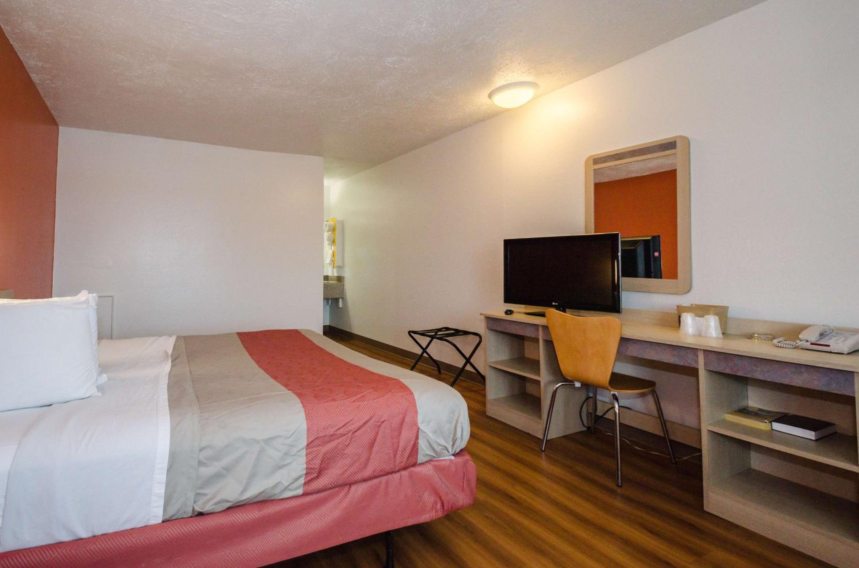 King Room - Disability Access - Non-Smoking photo 2
