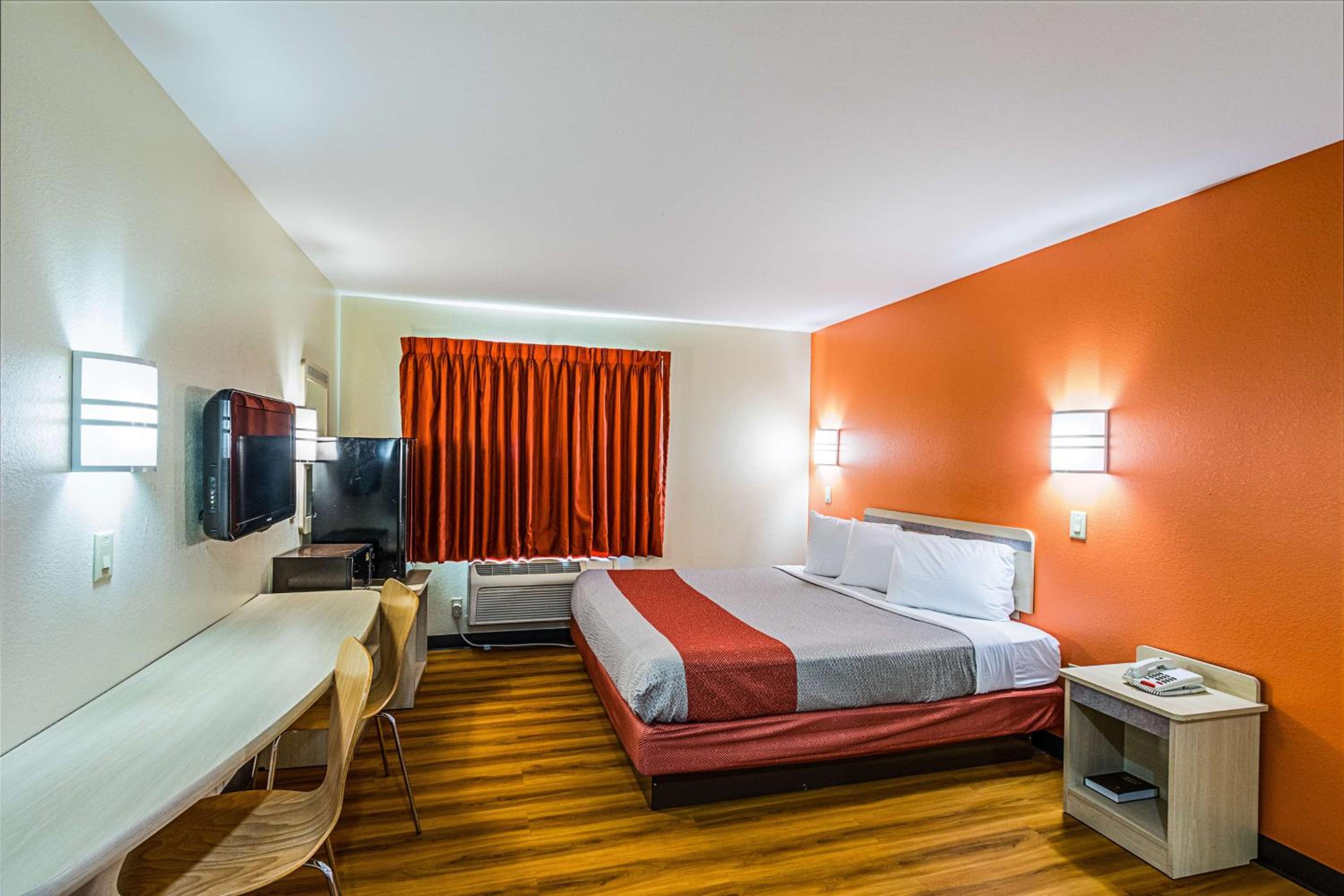 King Room - Non-Smoking - Photo 4