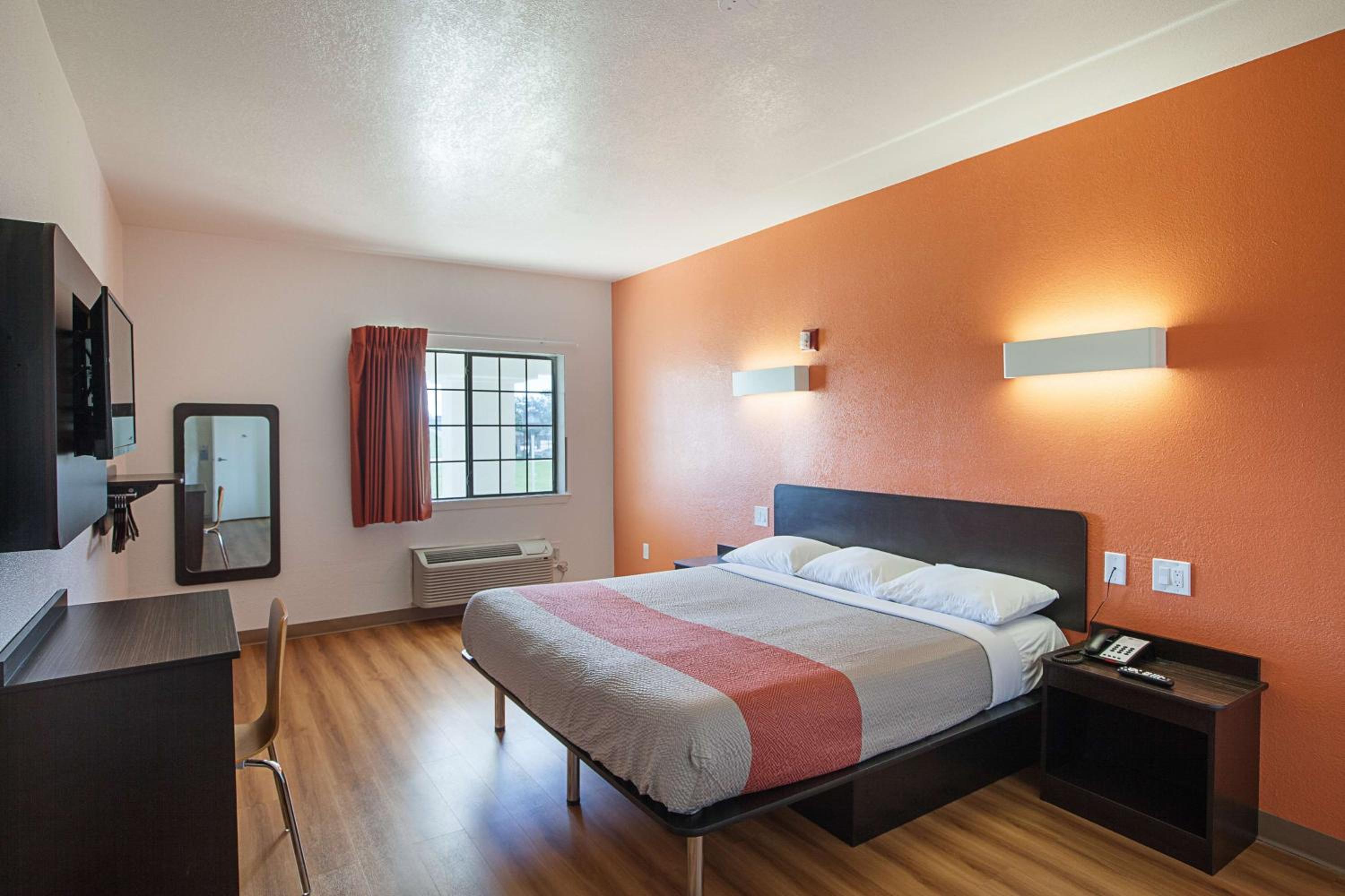 Deluxe King Room - Non-Smoking