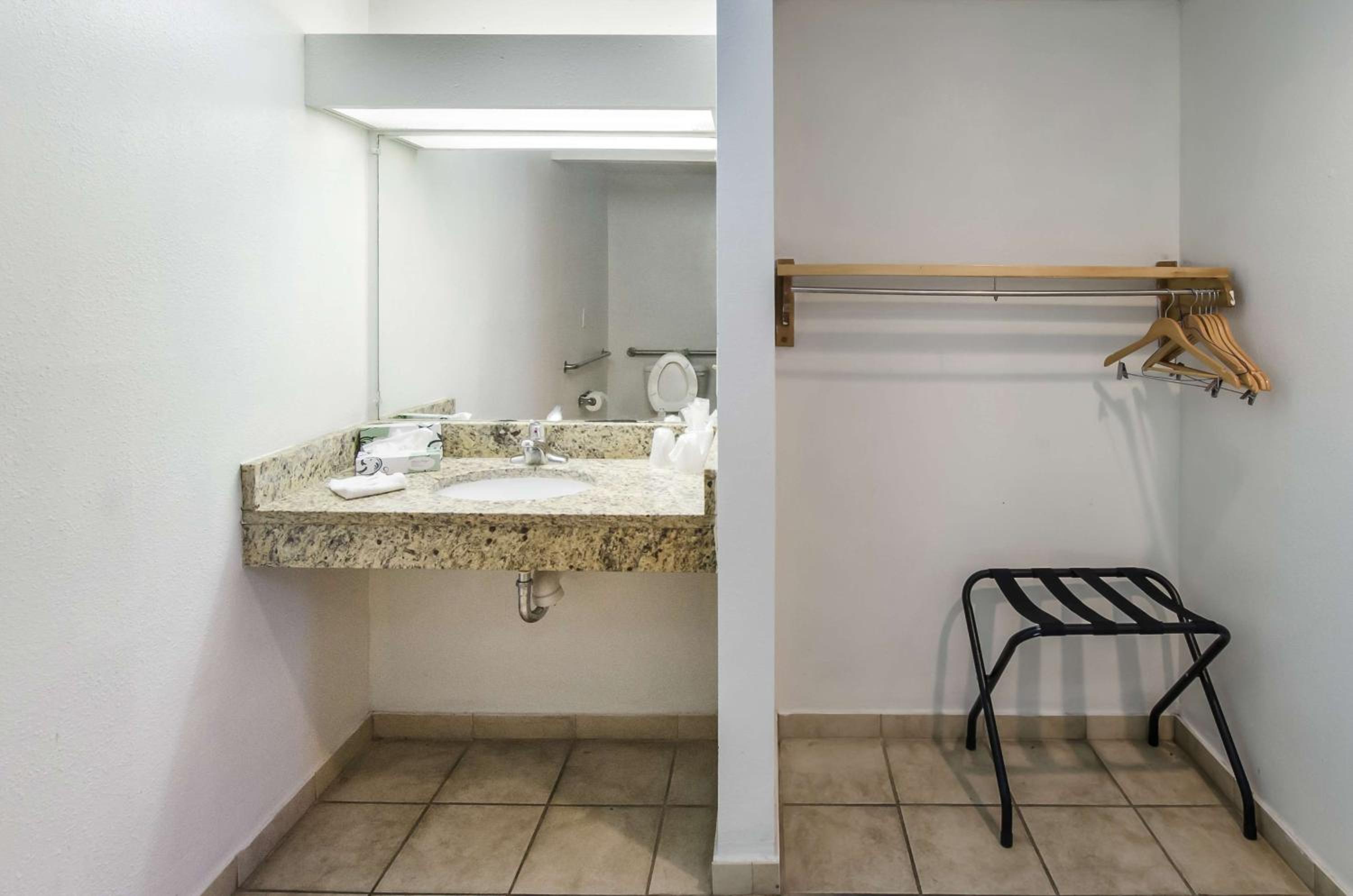 King Room - Non-Smoking - Photo 3