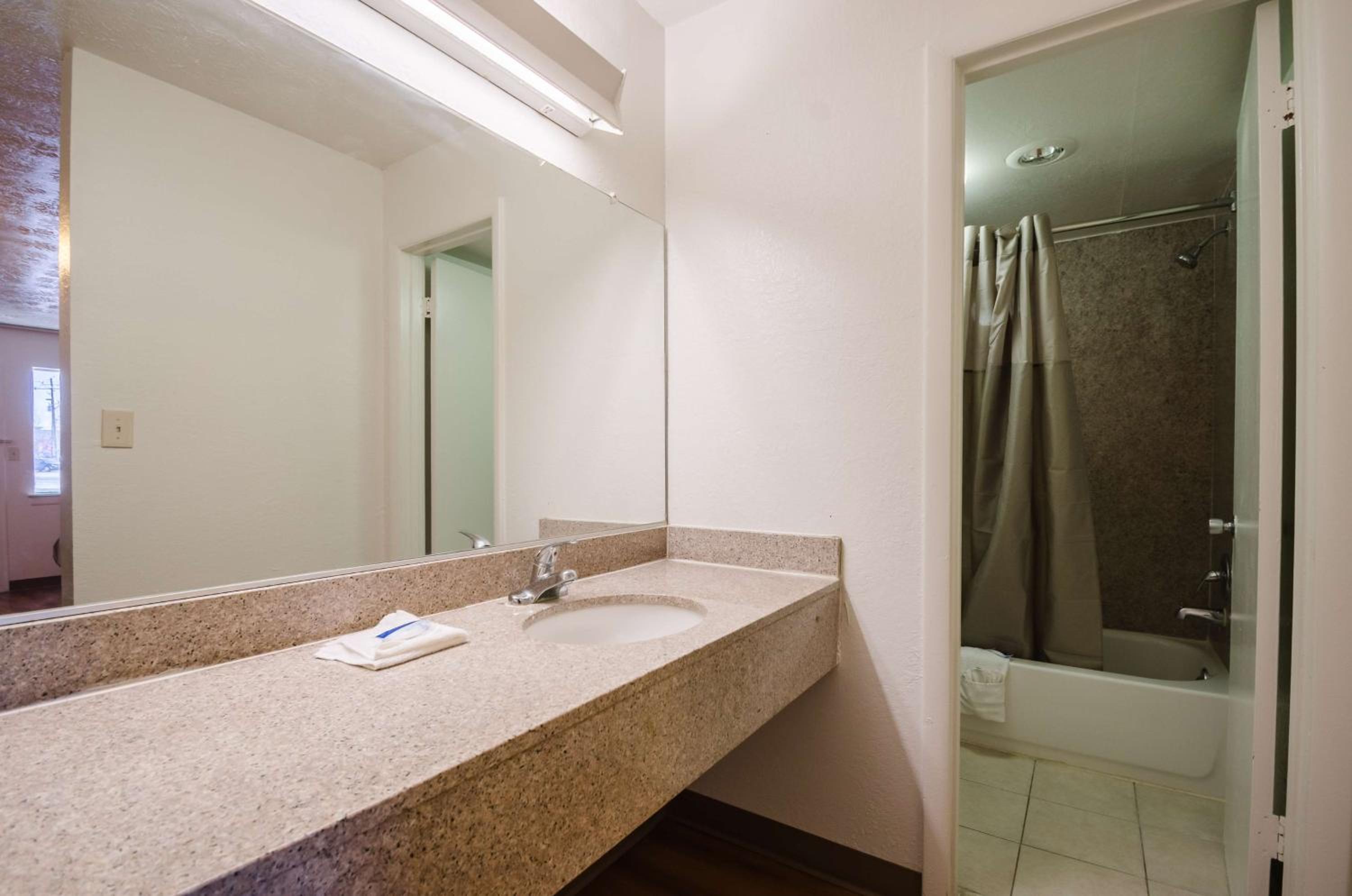 Quadruple Room - Non-Smoking photo 3