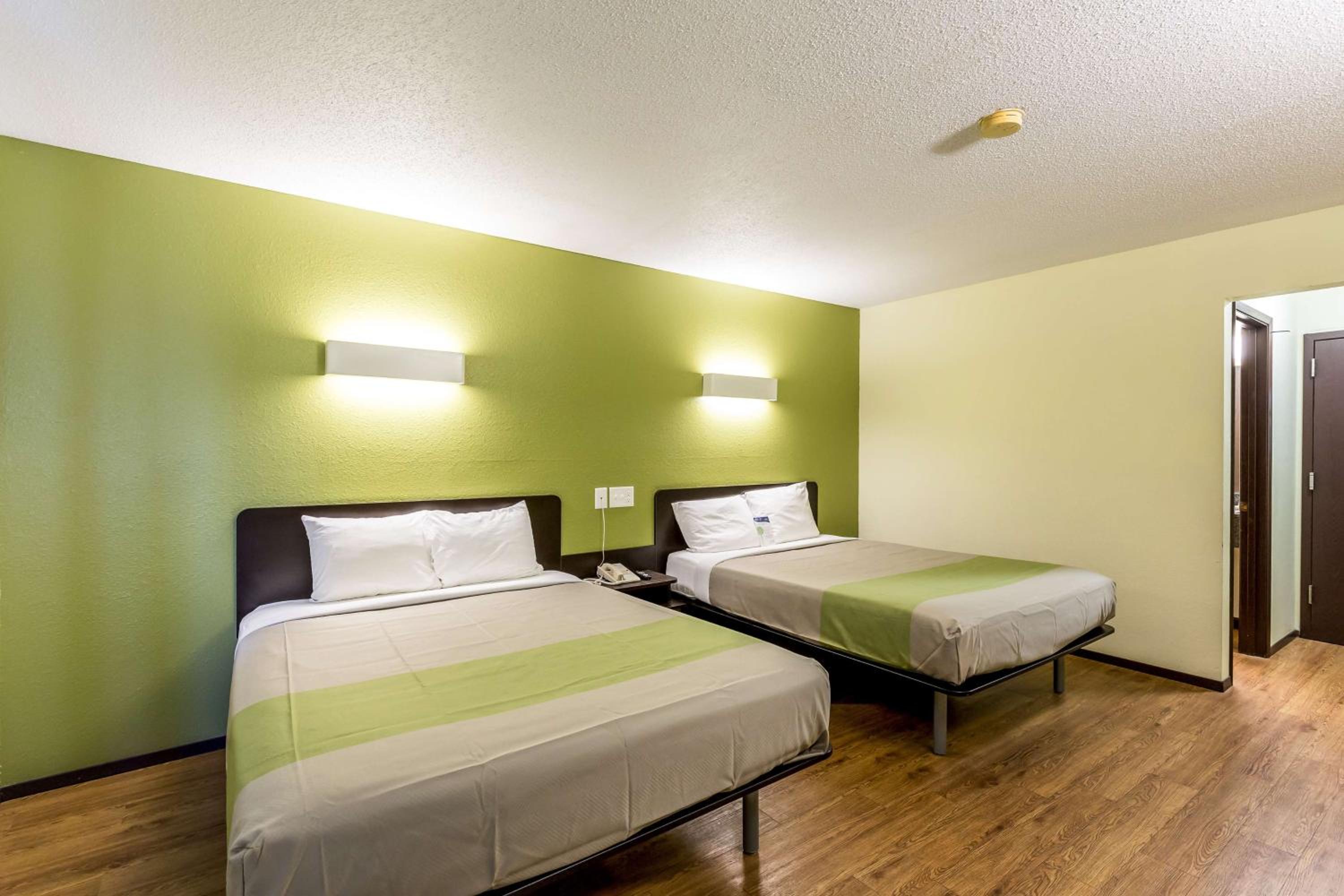 Deluxe Queen Room with Two Queen Beds - Non-Smoking photo 3