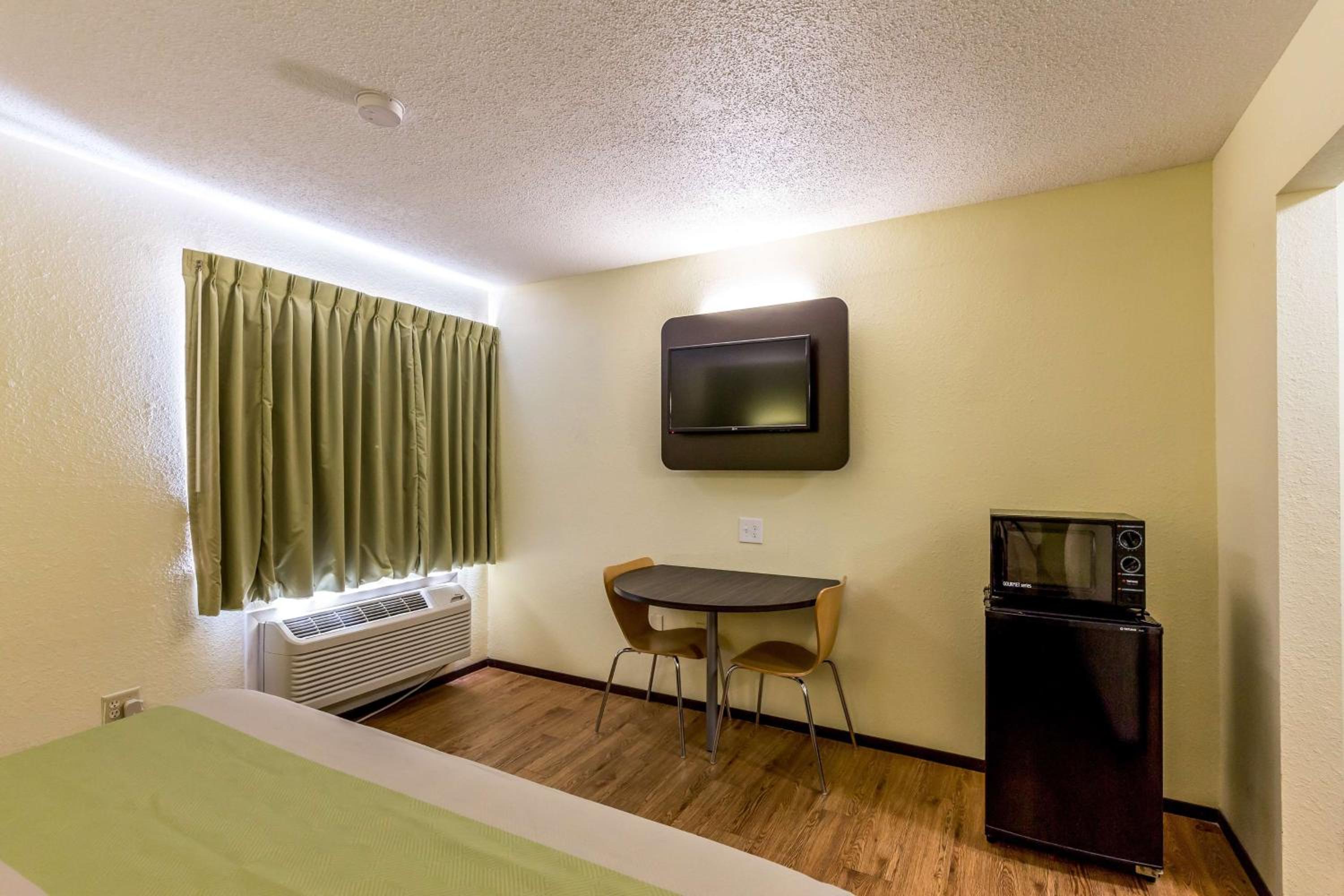 Deluxe King Room - Non-Smoking photo 3