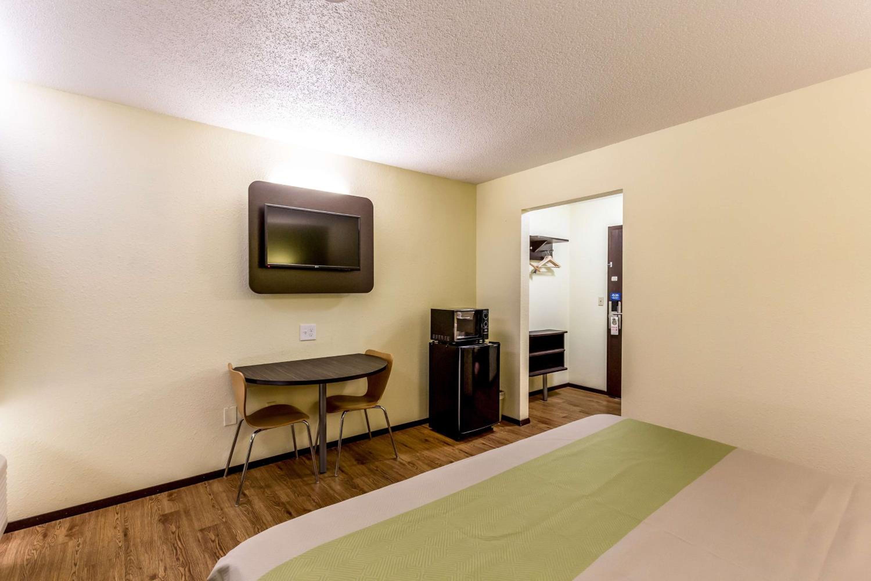 Deluxe King Room - Non-Smoking photo 2