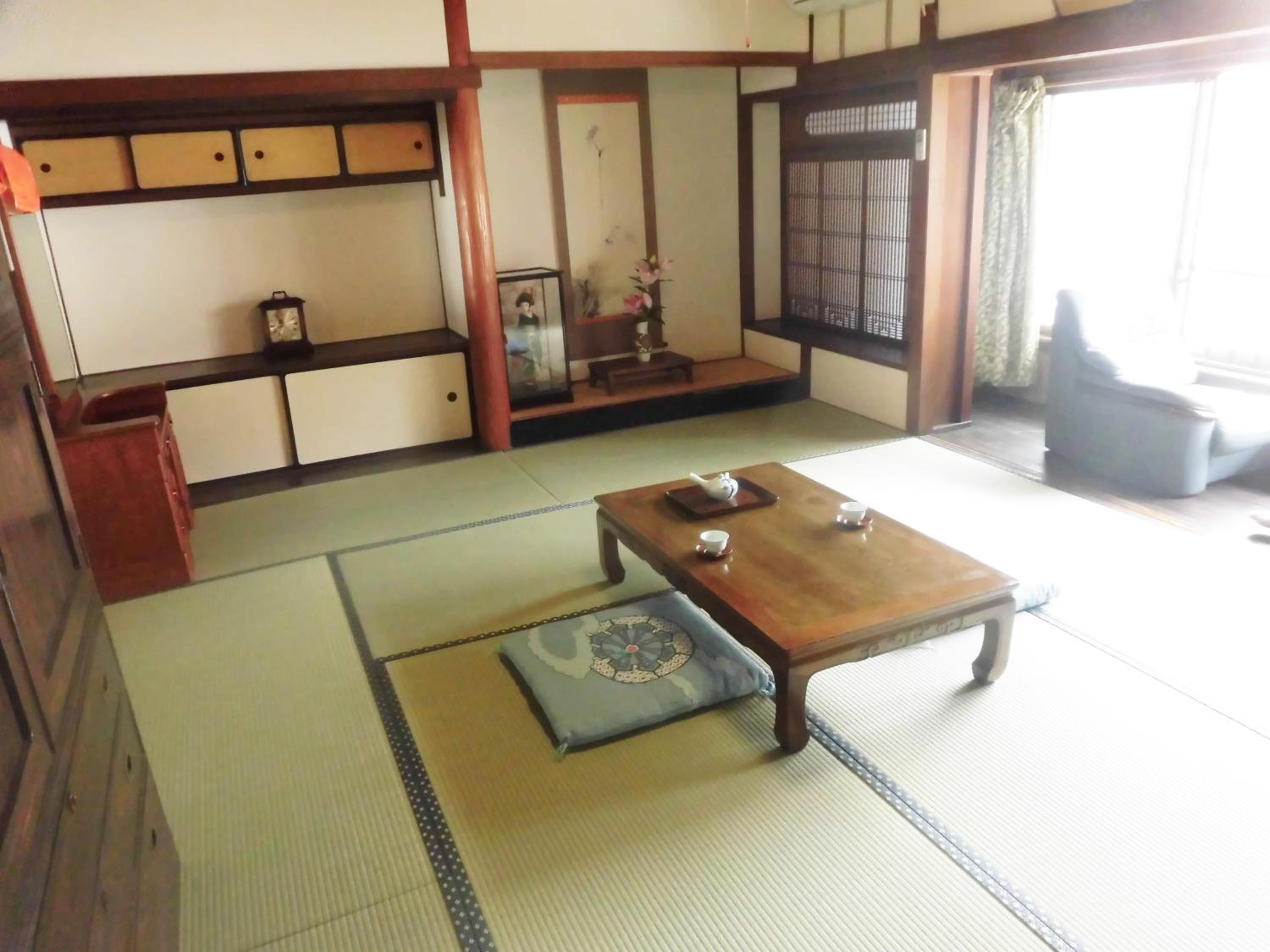 Family Room with Shared Bathroom photo 1