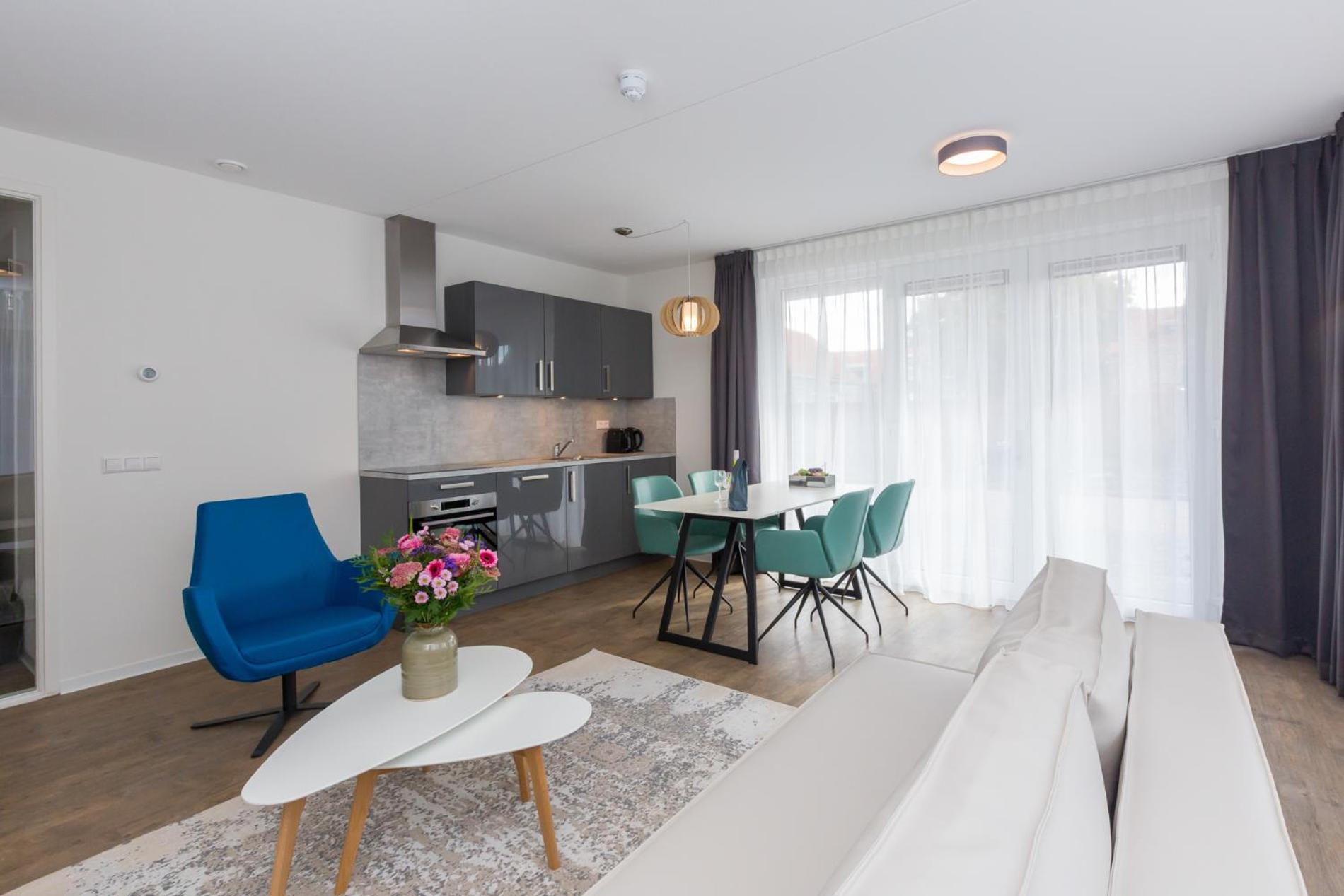 Luxe 4-People Apartment photo 2