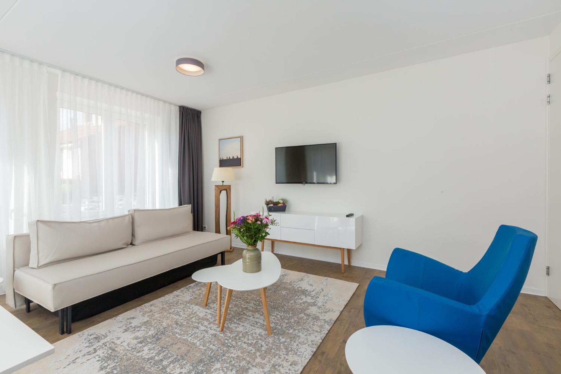 Luxe 4-People Apartment photo 3