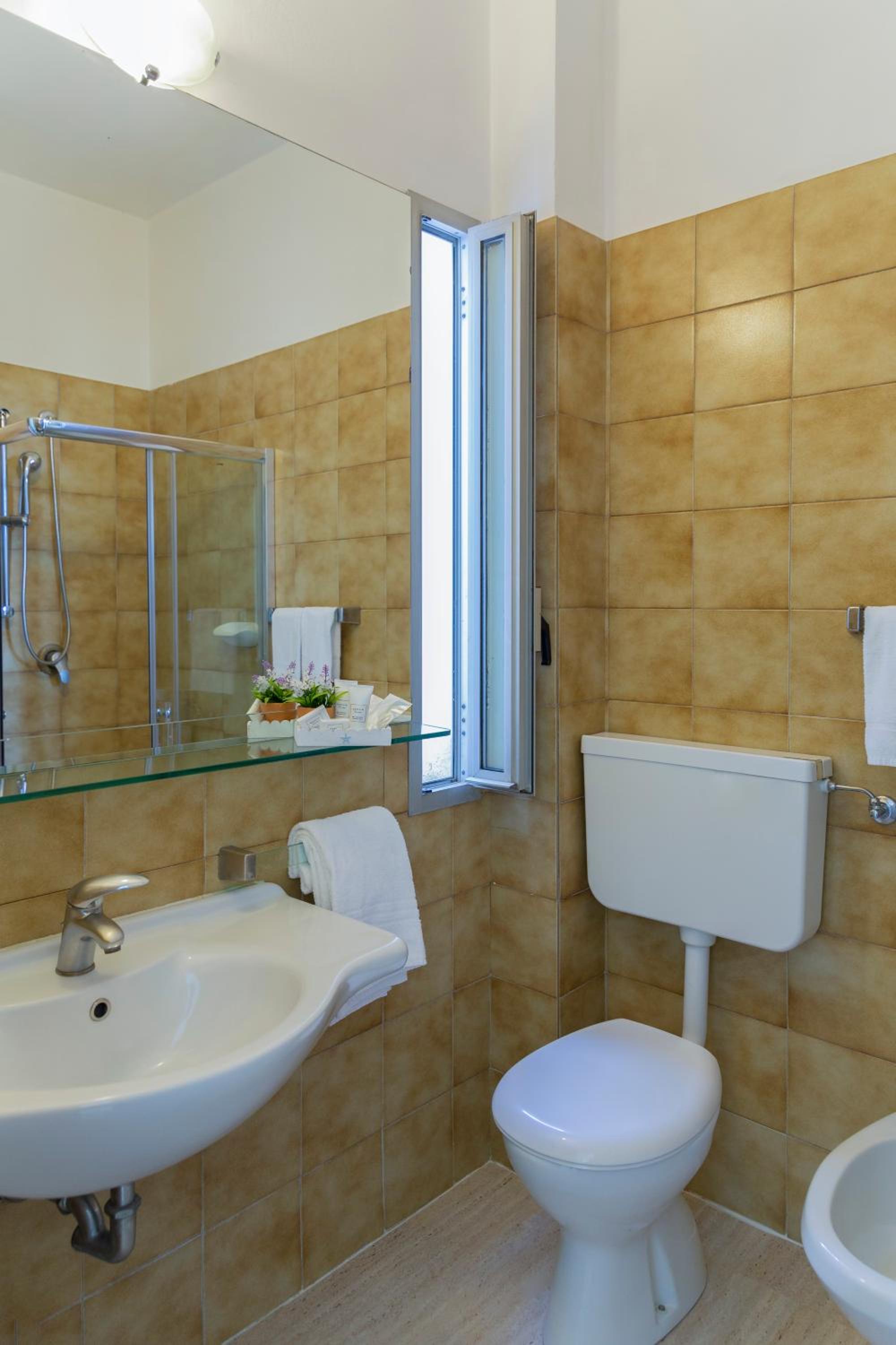 Double or Twin Room with Balcony - Photo 18