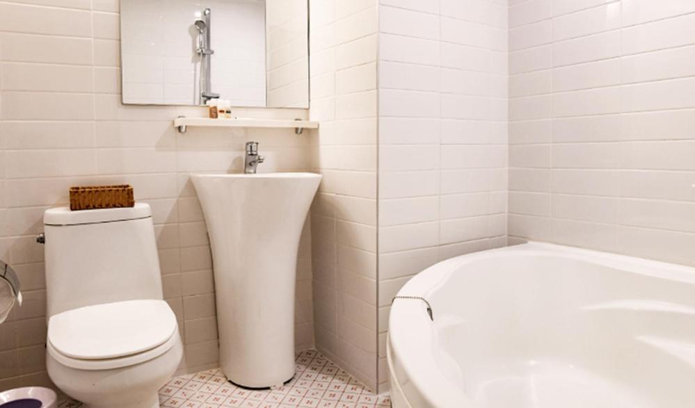 Deluxe Double Room with Bath - Photo 4