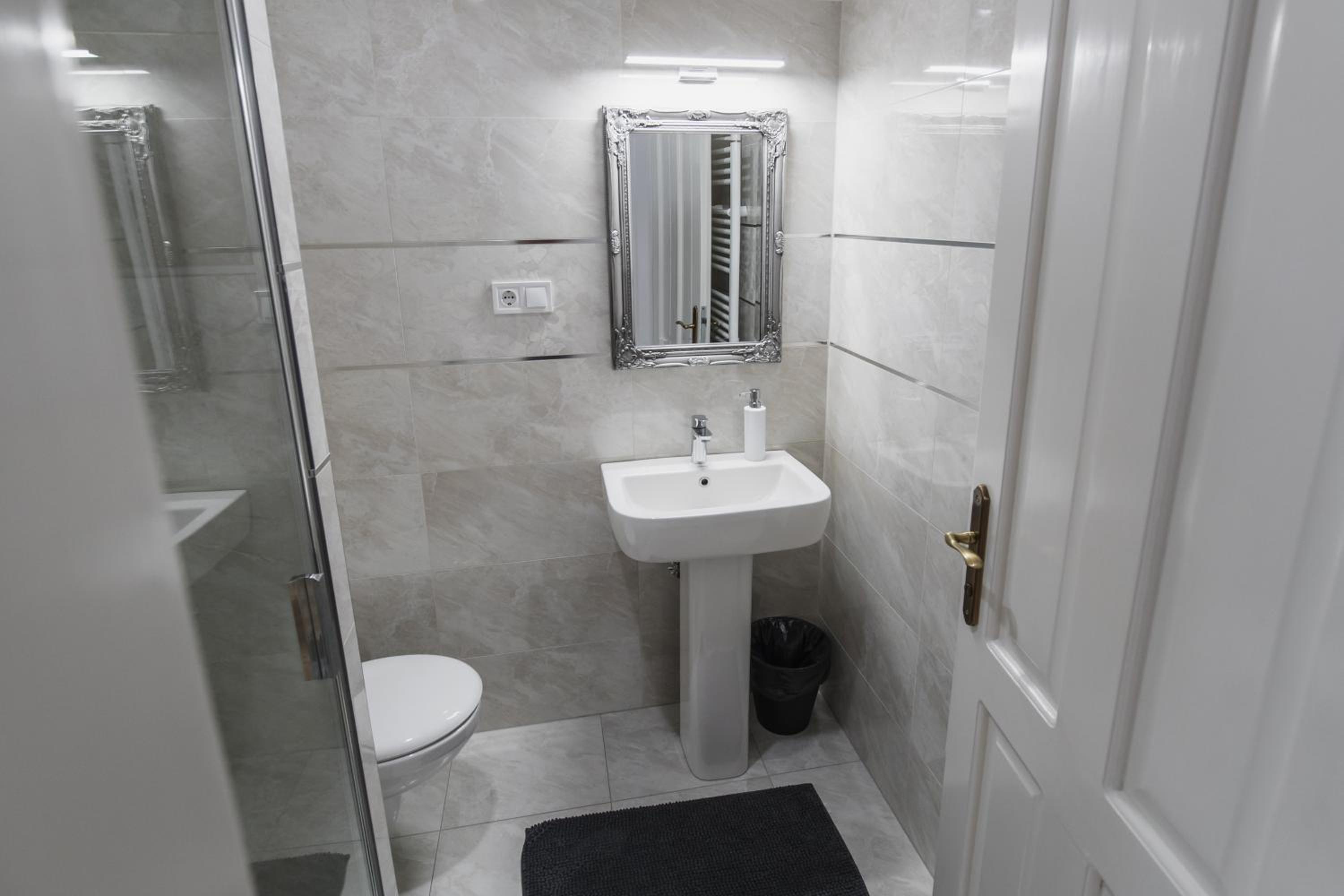 Deluxe Double Room (2 Adults + 1 Child) photo 3