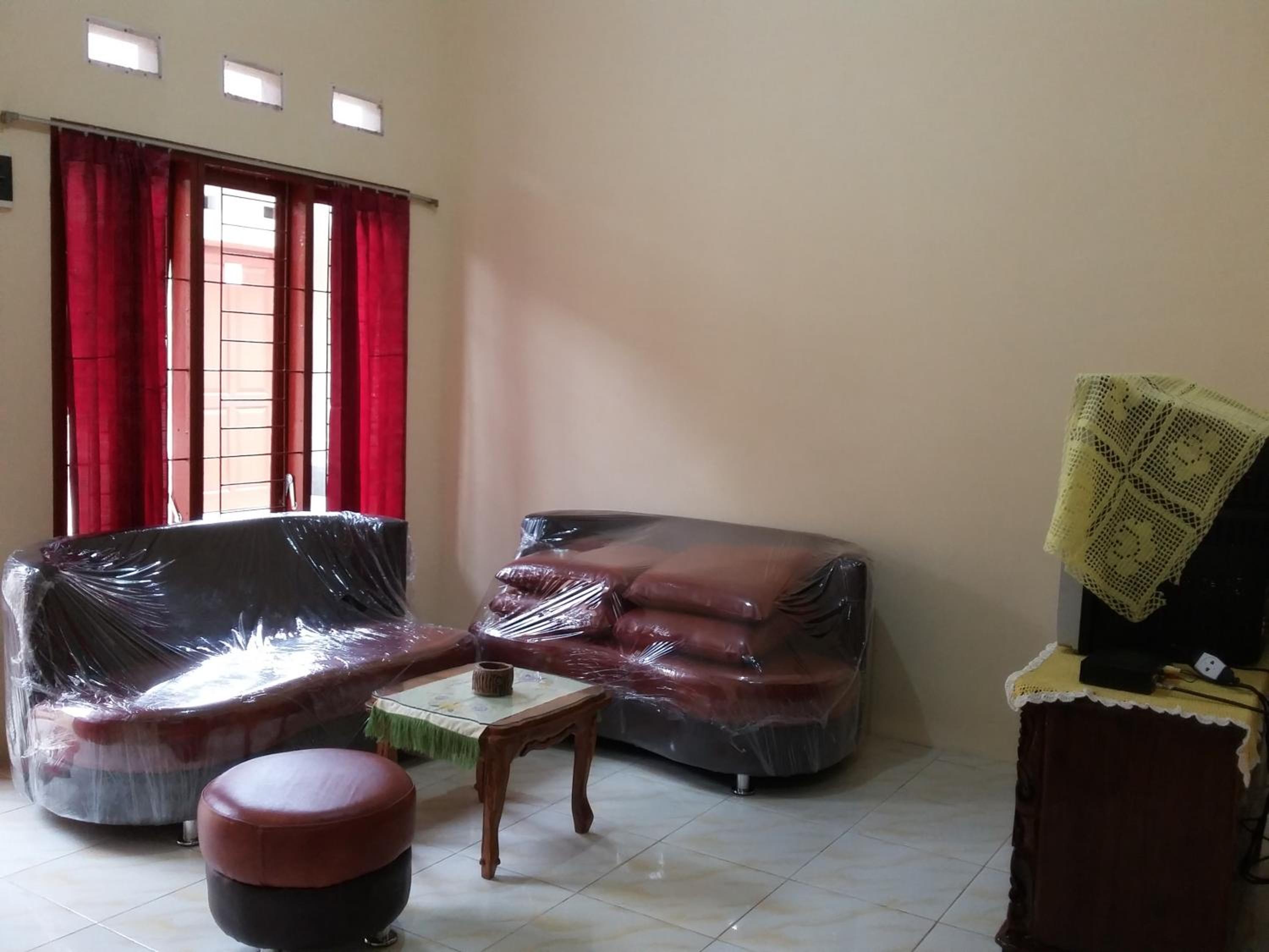 Family Room with Mountain View - Photo 1