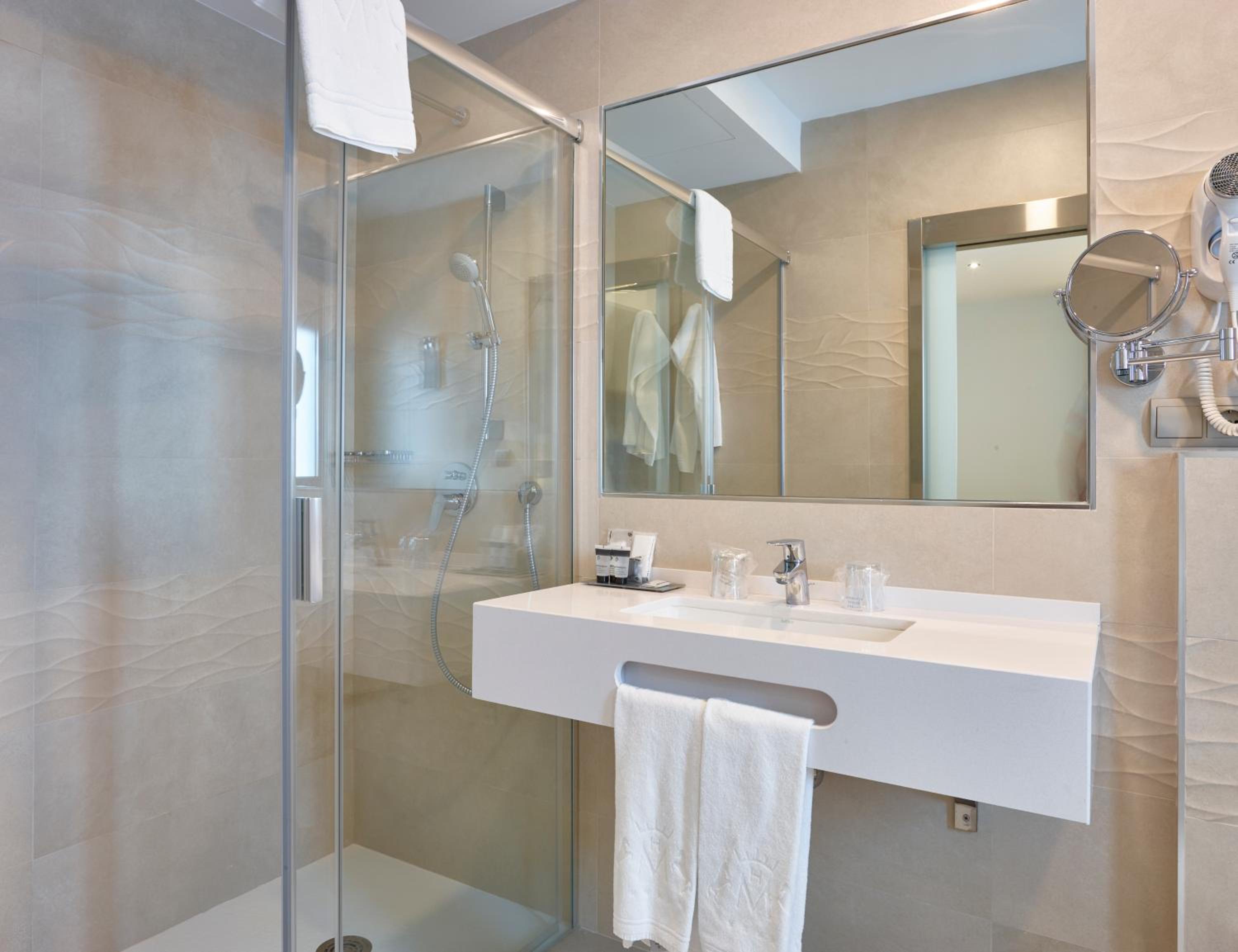 Double or Twin Room - Photo 8