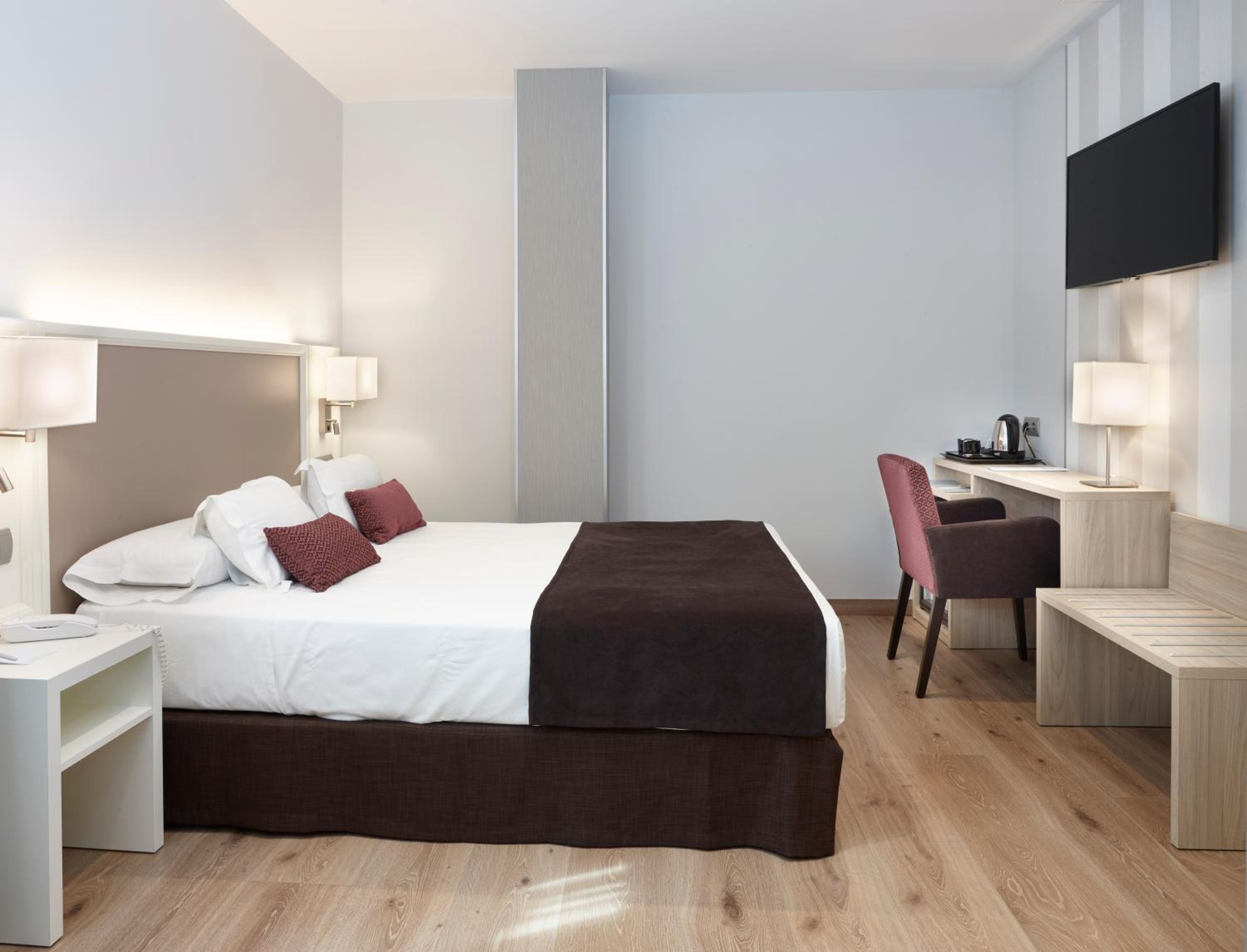 Double or Twin Room - Photo 7
