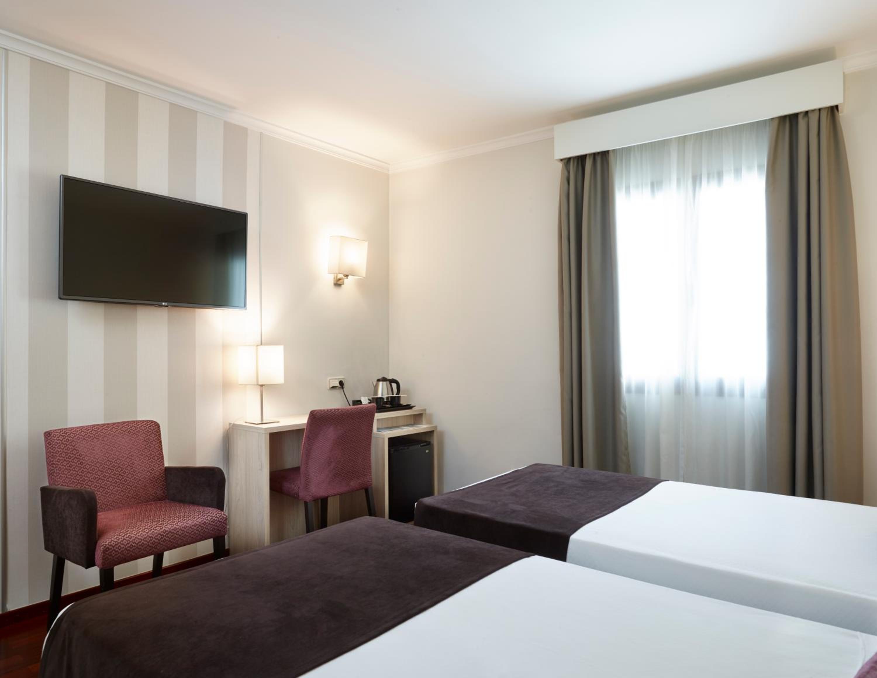 Double or Twin Room - Photo 6