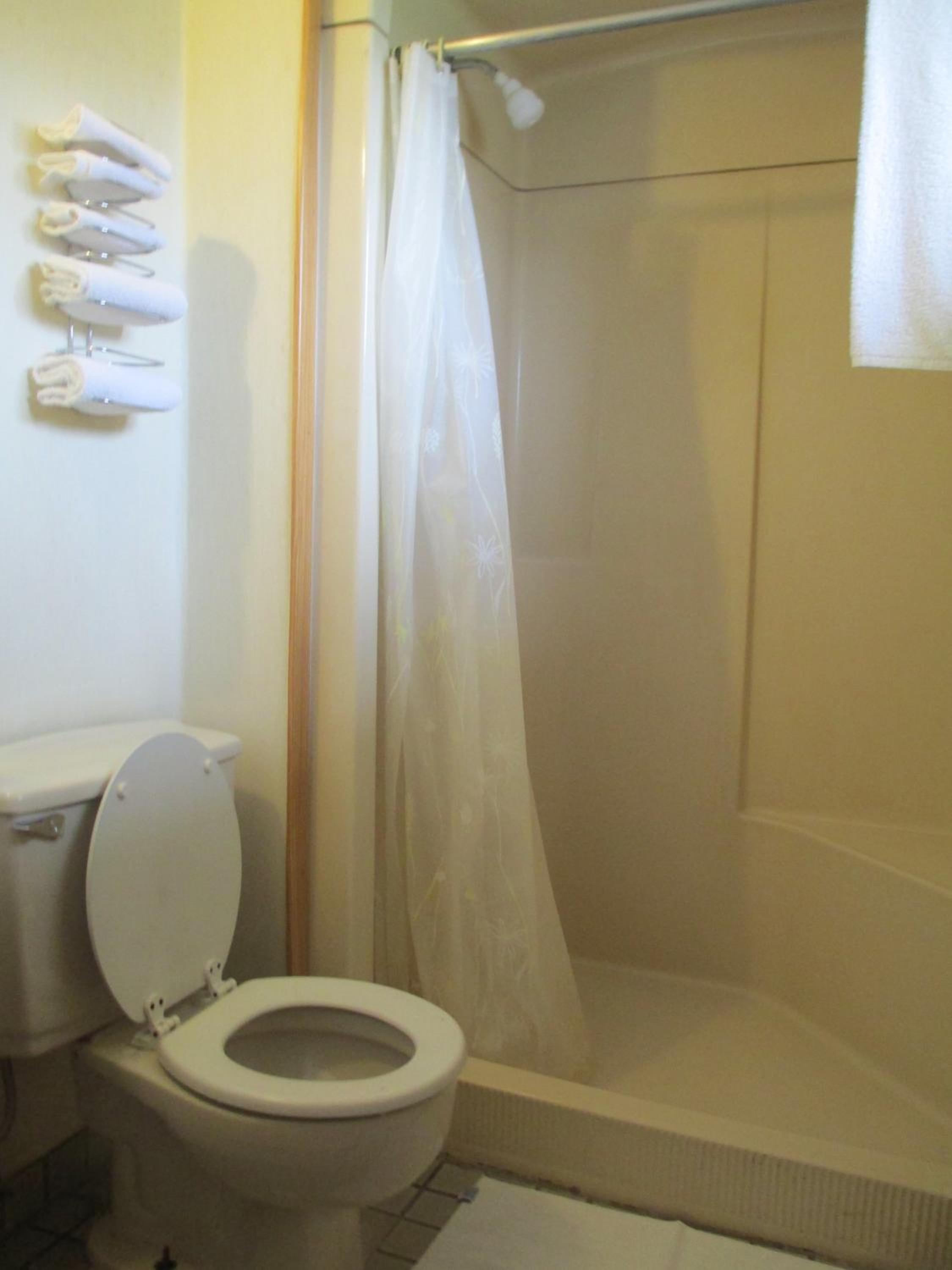 Queen Room with Two Queen Beds photo 3