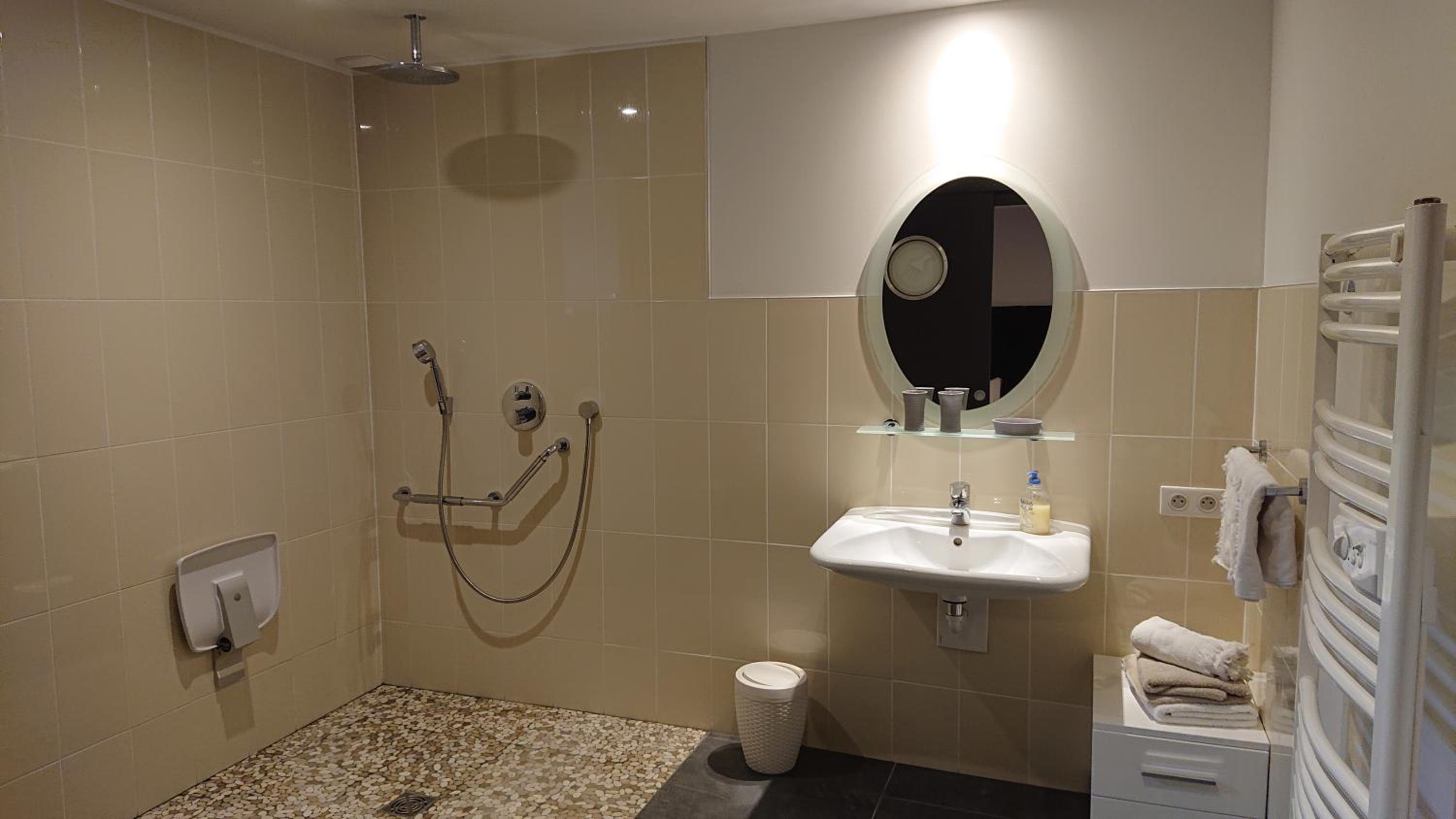 Large Double Room - Photo 19