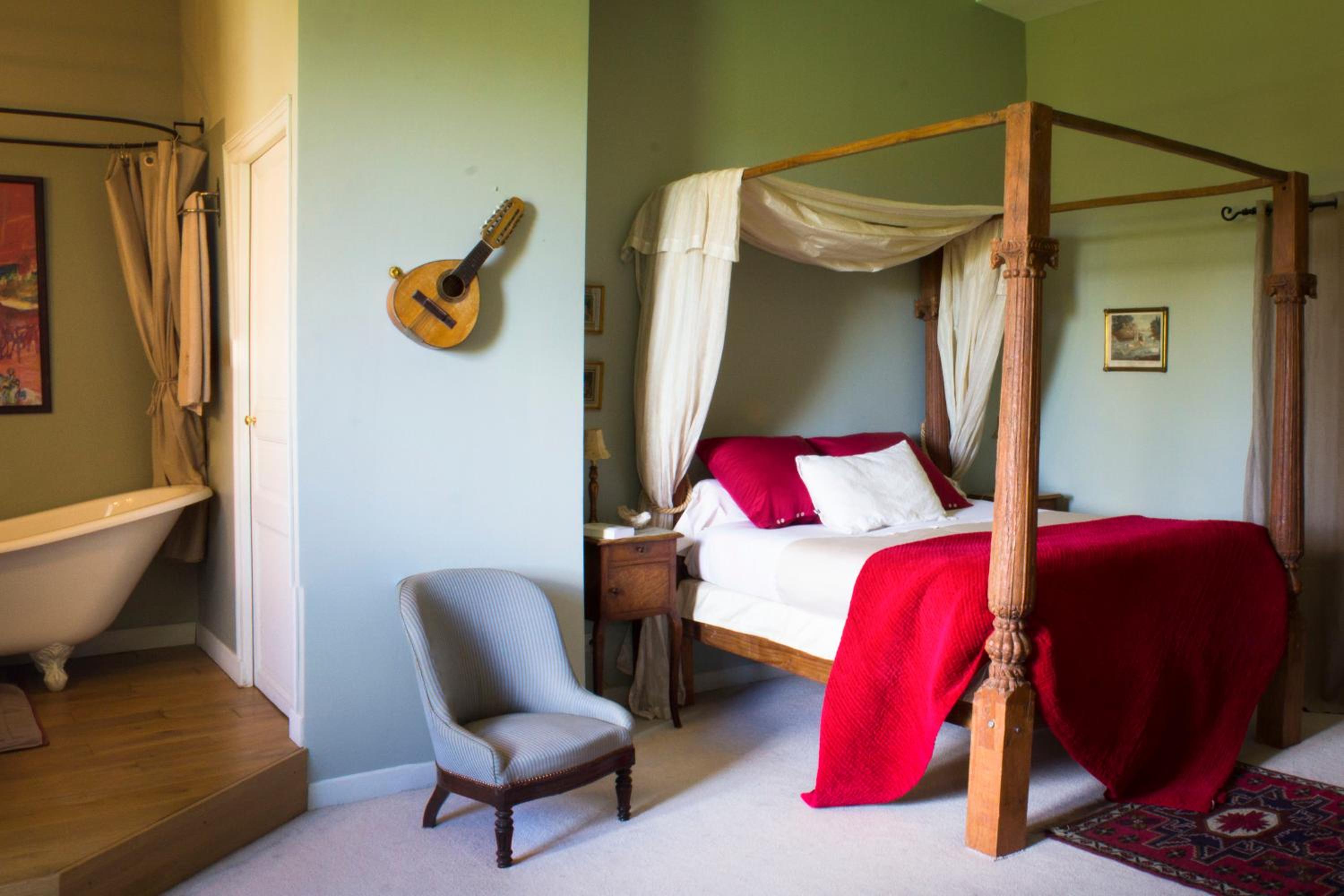 Double Room with Bath - Photo 2