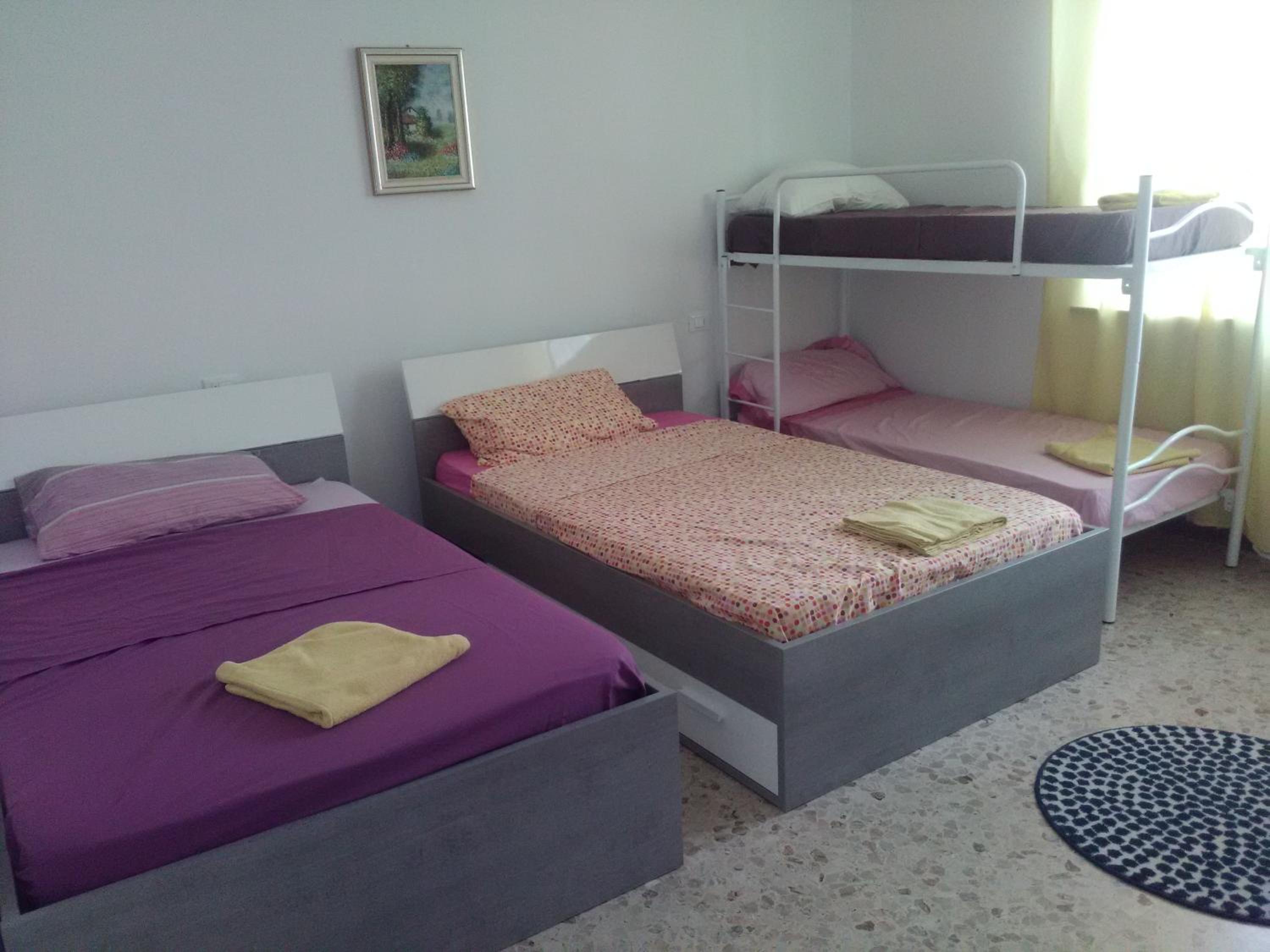 Quadruple Room with Private Bathroom - Photo 7