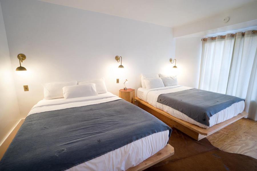 Queen Room with Two Queen Beds photo 2