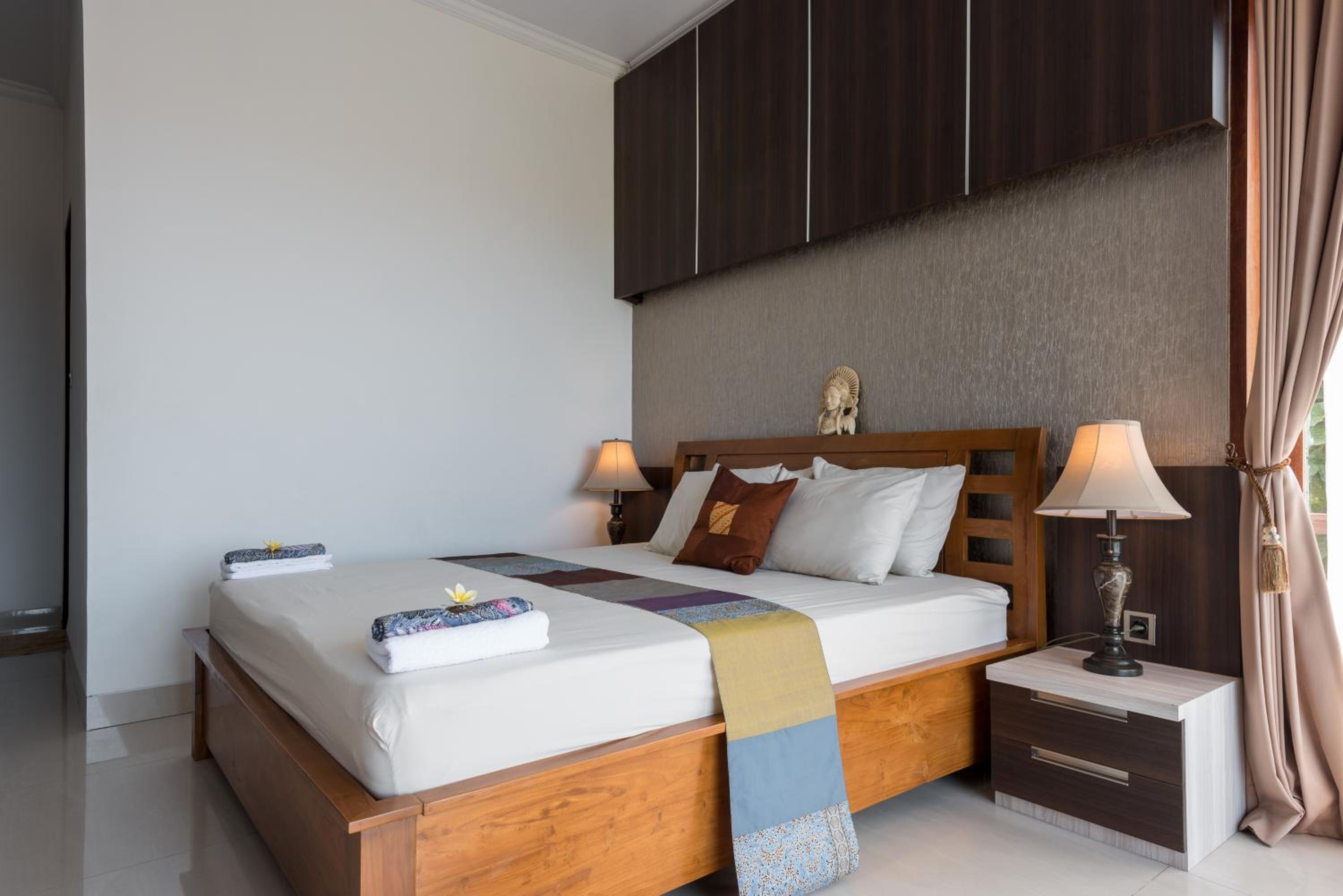 King Room with Pool View - Photo 20