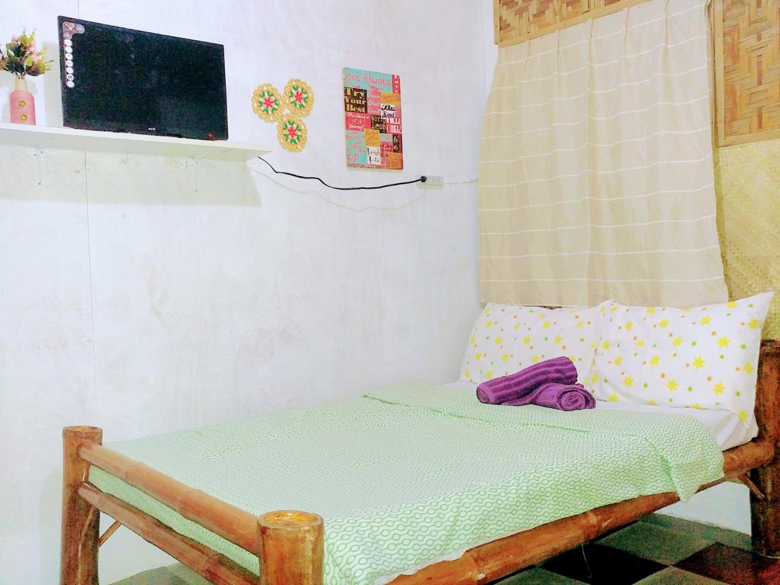 Quadruple Room with Private Bathroom - Photo 5