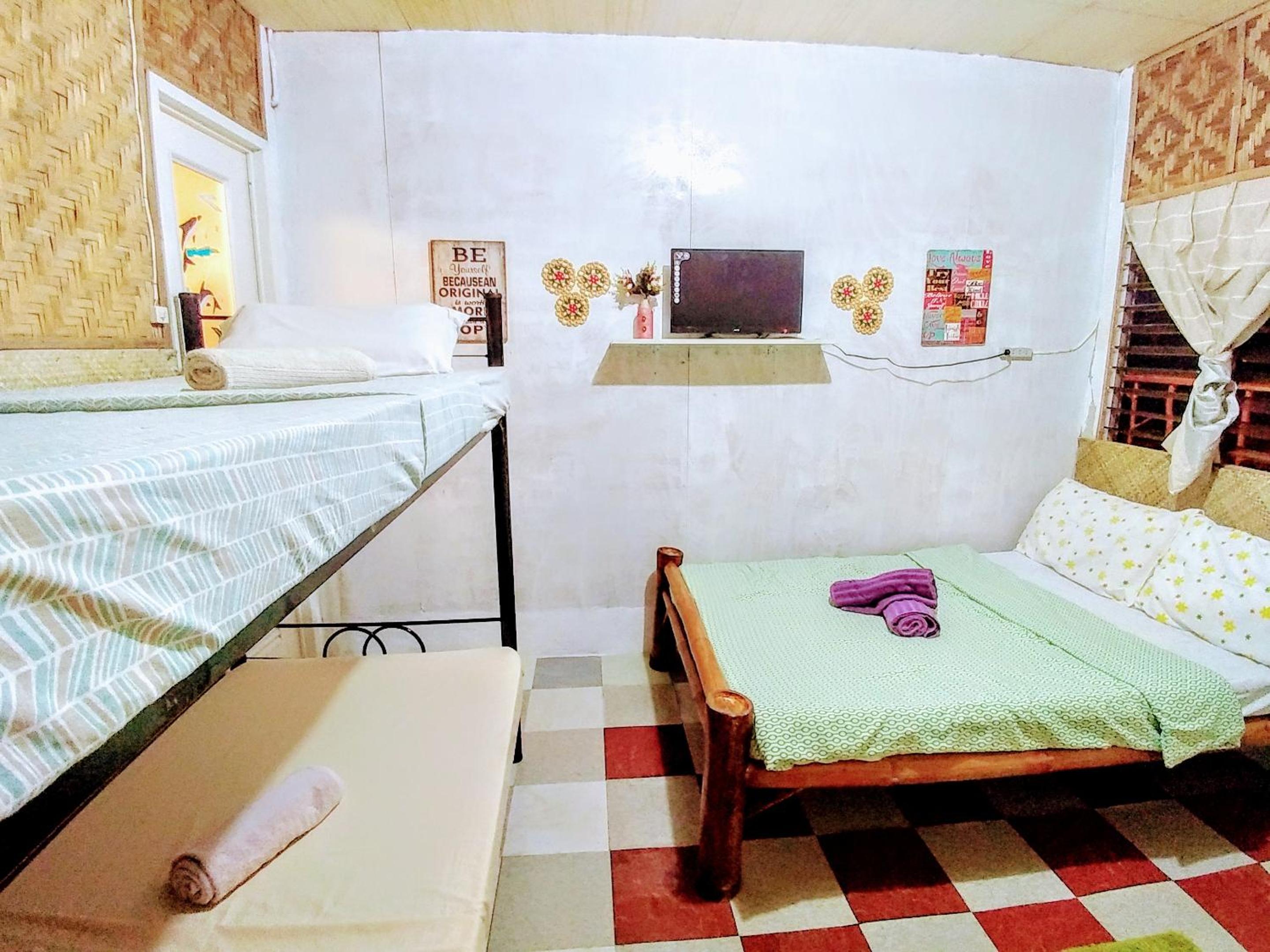 Quadruple Room with Private Bathroom - Photo 4