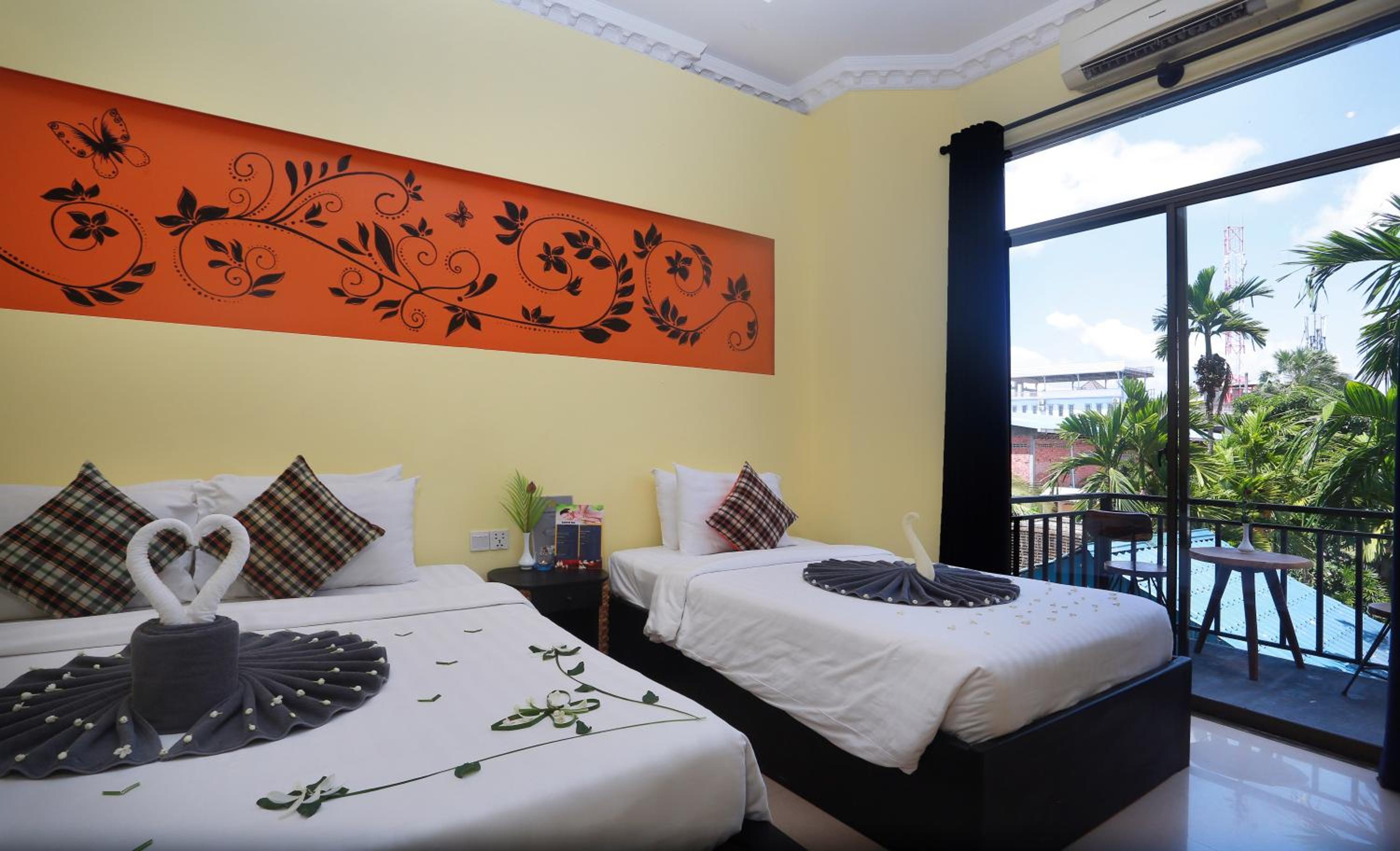 Deluxe Family Room with Balcony @ Free Pickup - Photo 10