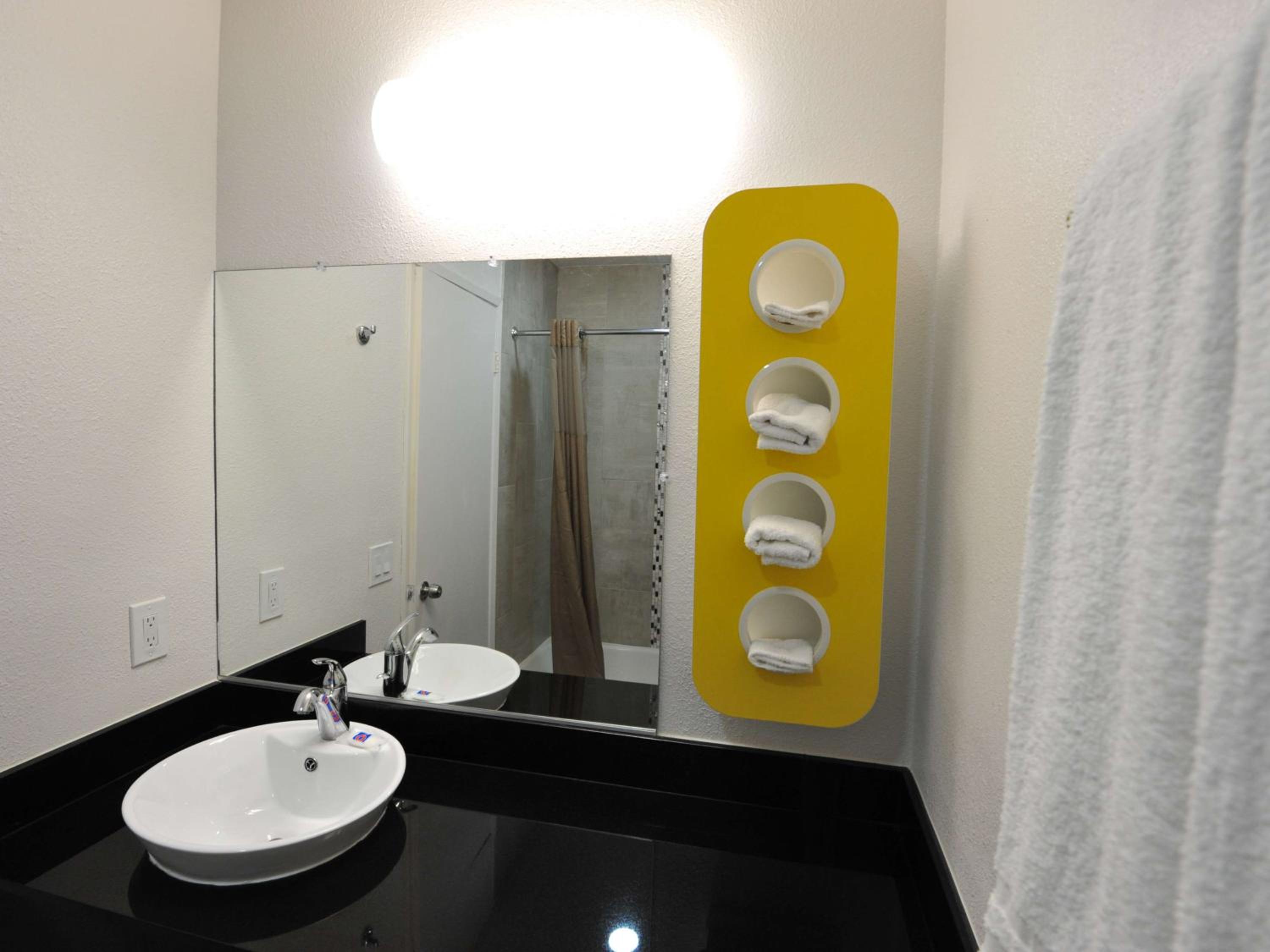Queen Suite - Non-Smoking - Photo 7