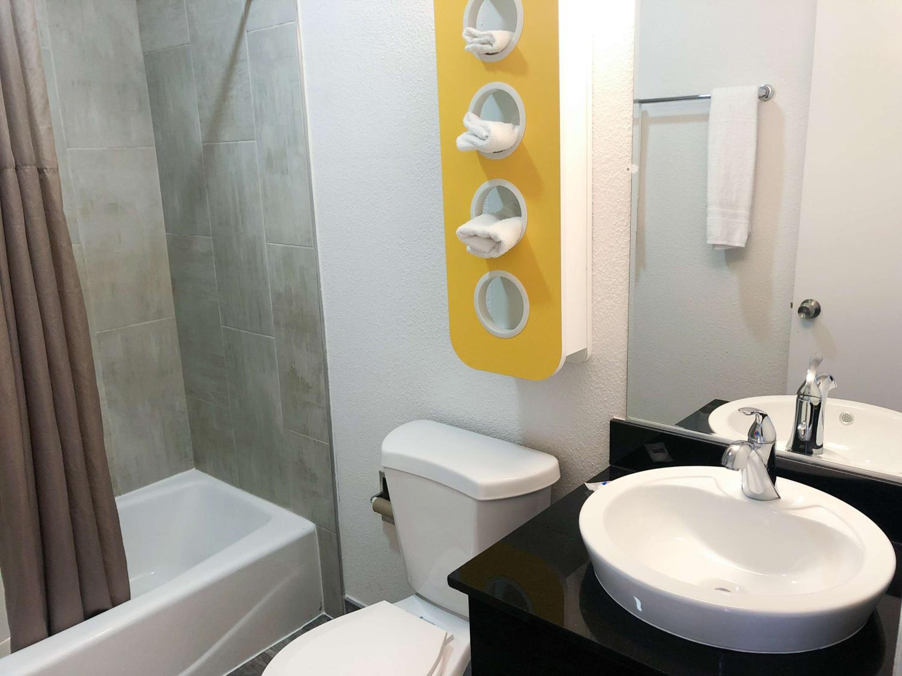 Queen Suite - Non-Smoking - Photo 6