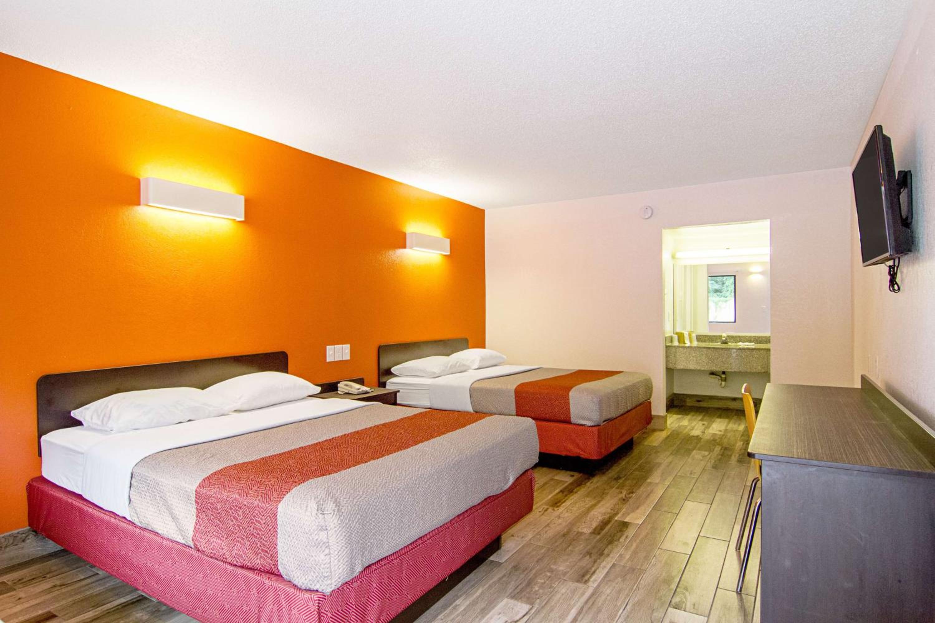 Deluxe Queen Room with Two Queen Beds - Non-Smoking - Photo 6