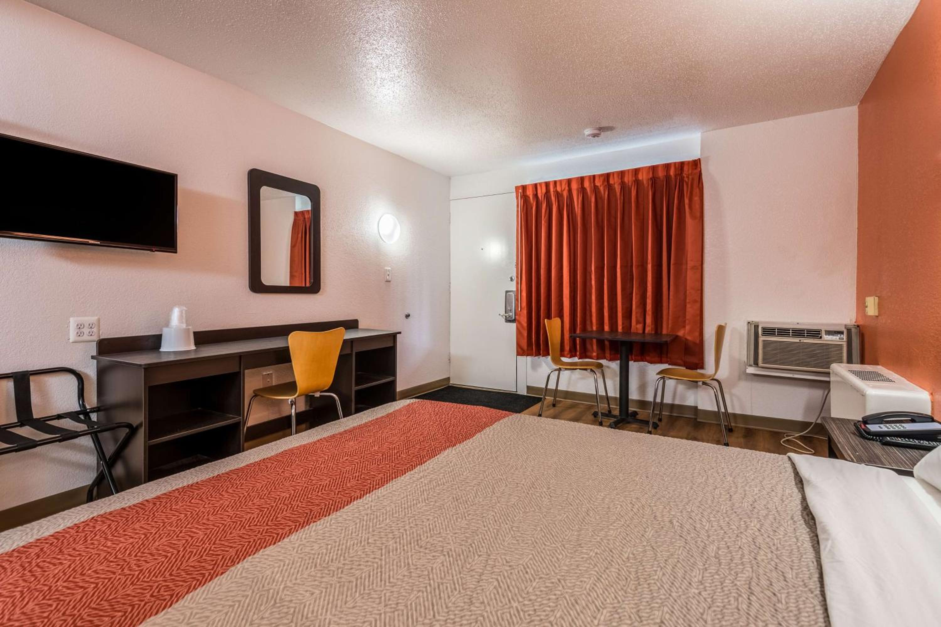Deluxe King Room - Non-Smoking