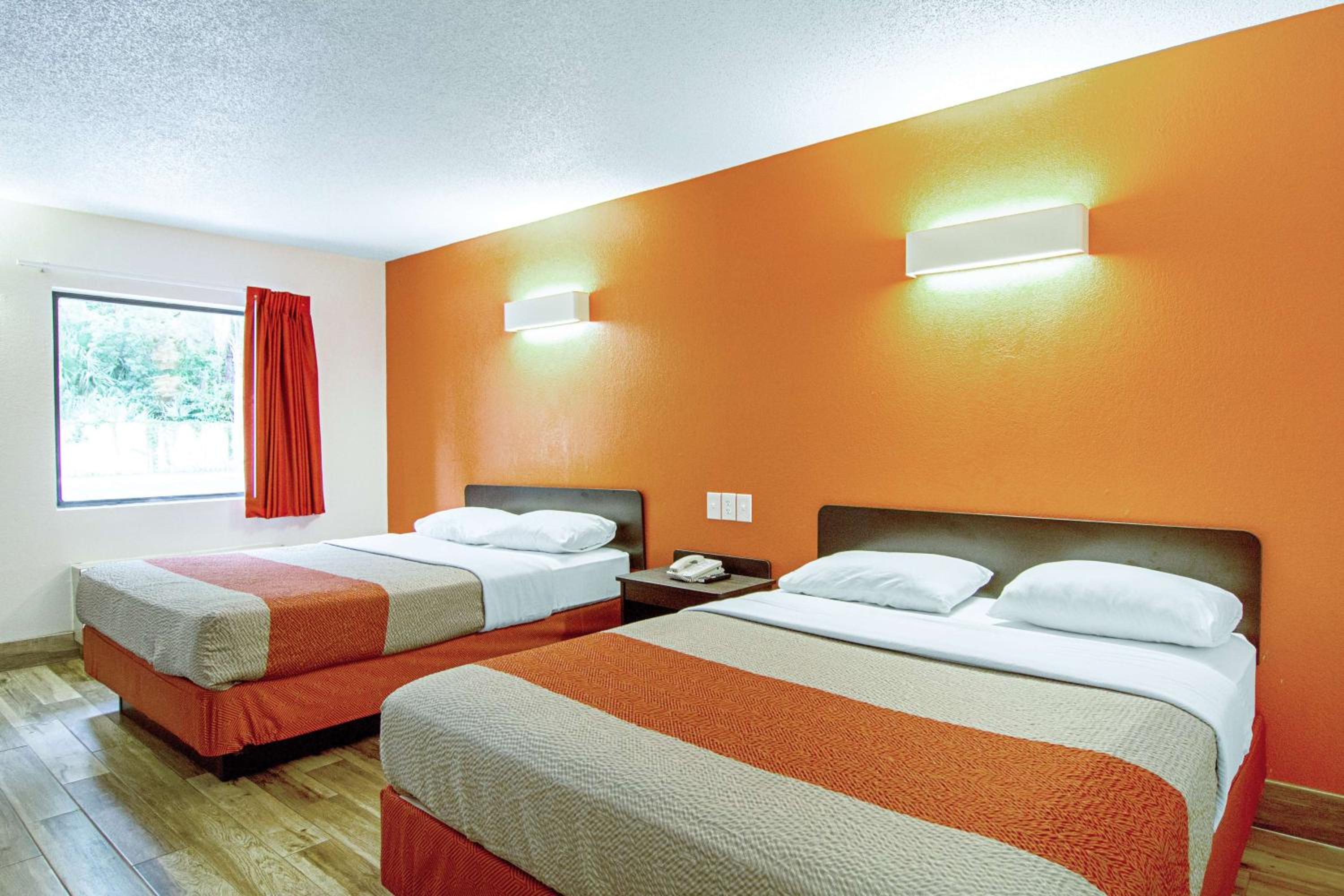 Deluxe Queen Room with Two Queen Beds - Non-Smoking - Photo 7
