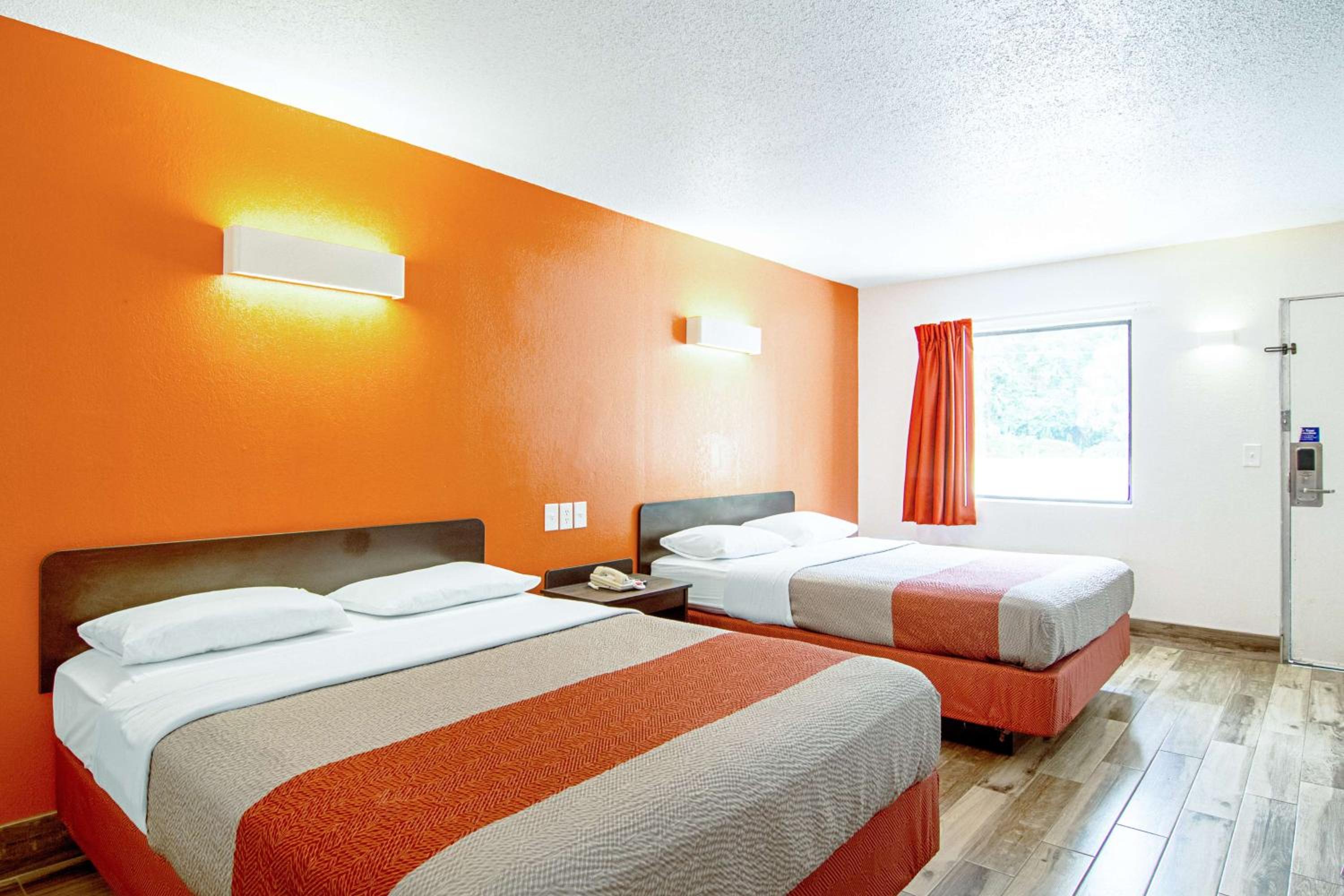Deluxe Queen Room with Two Queen Beds - Non-Smoking - Photo 8