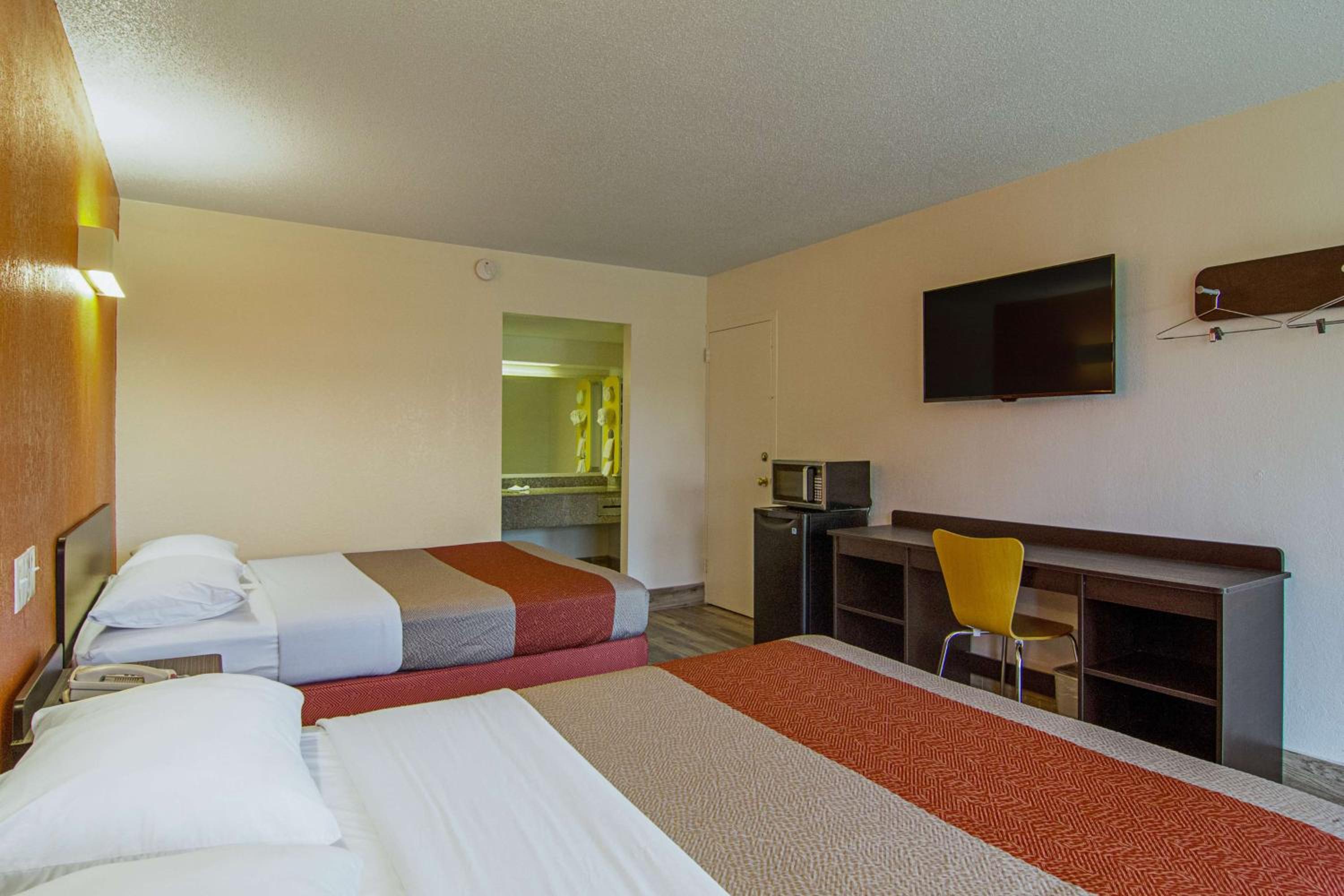 Queen Room with Two Queen Beds - Smoking - Photo 6