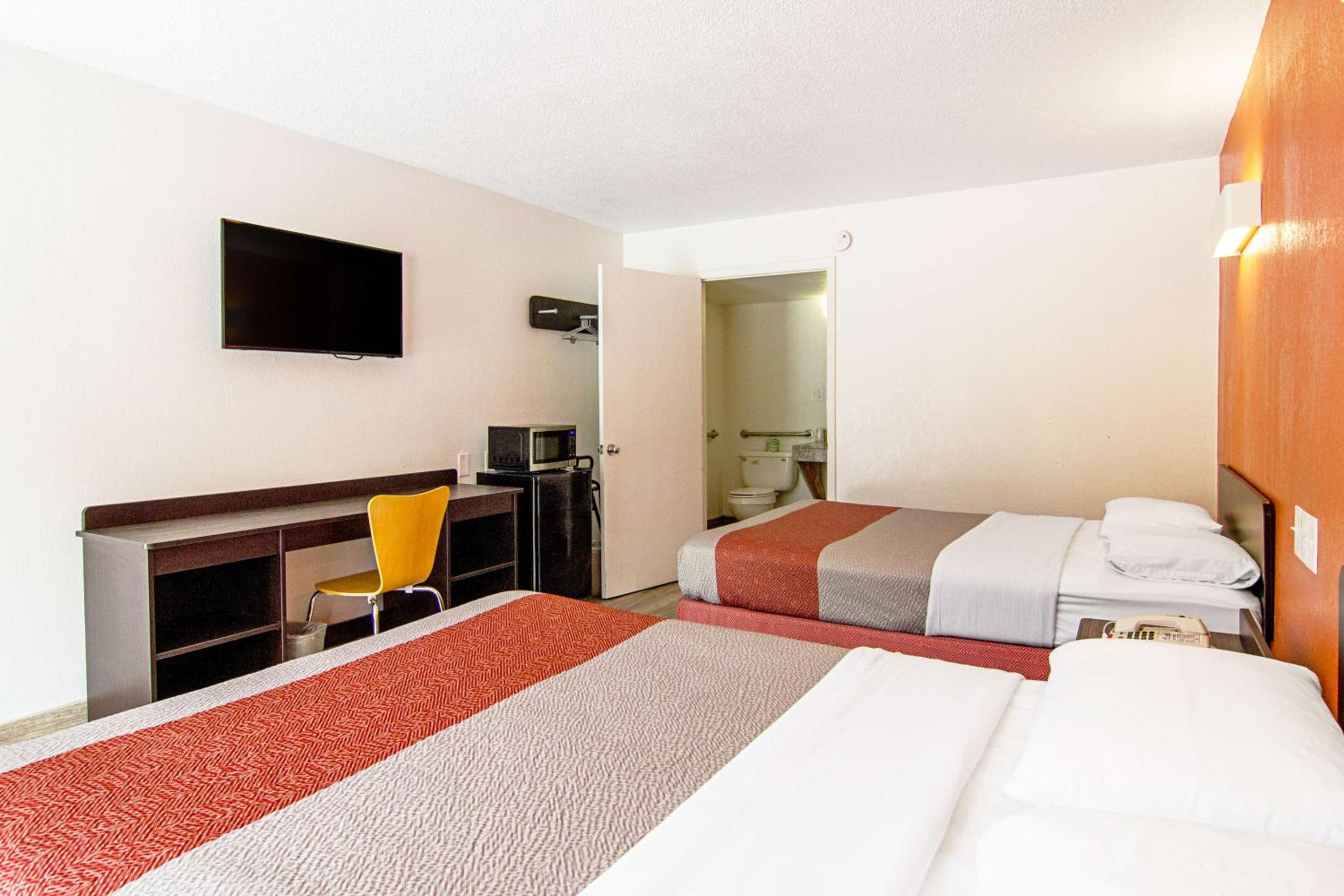 Deluxe Queen Room with Two Queen Beds - Non-Smoking - Photo 4