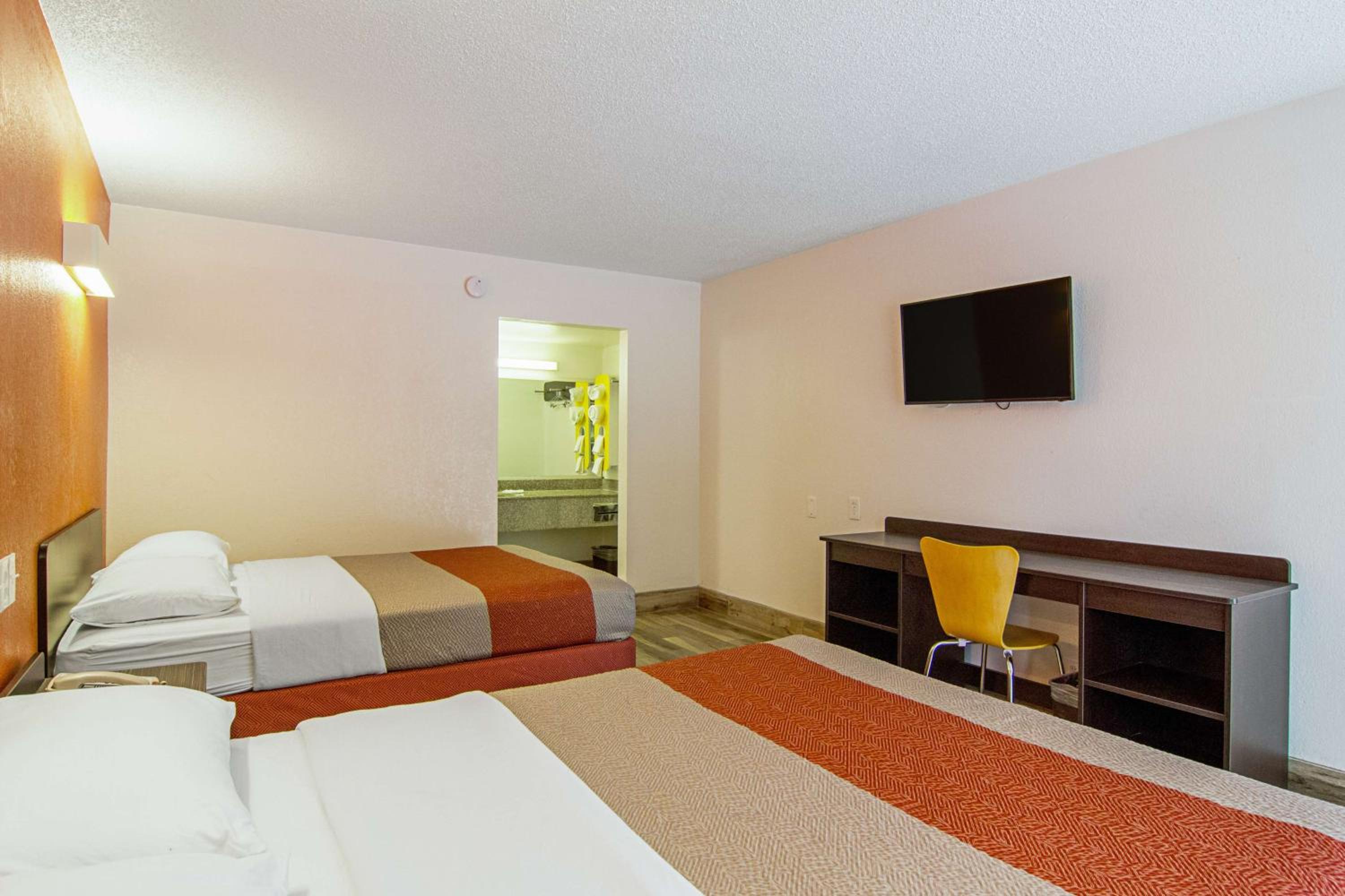 Deluxe Queen Room with Two Queen Beds - Non-Smoking - Photo 3