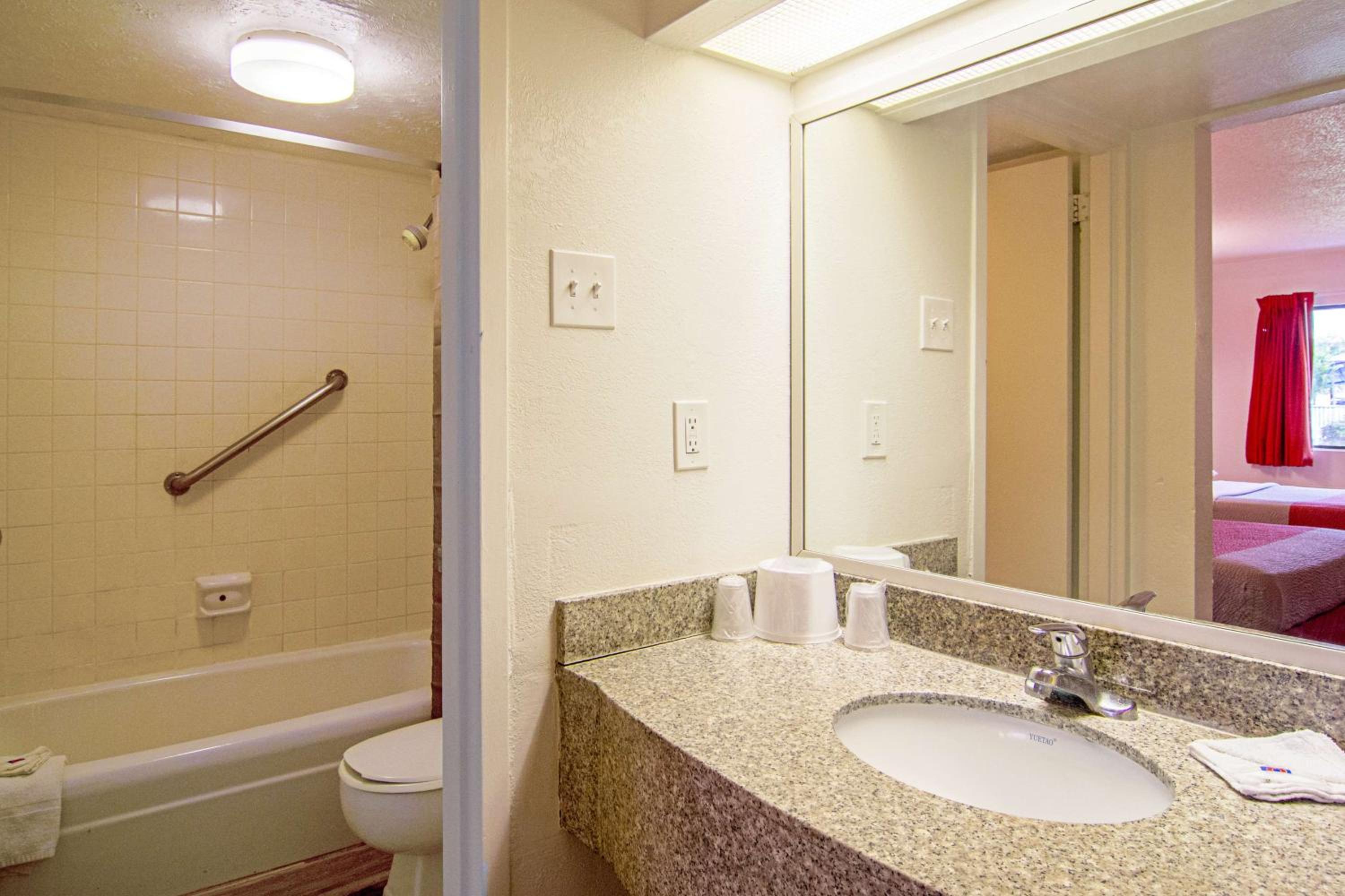 Queen Room with Two Queen Beds - Smoking - Photo 7