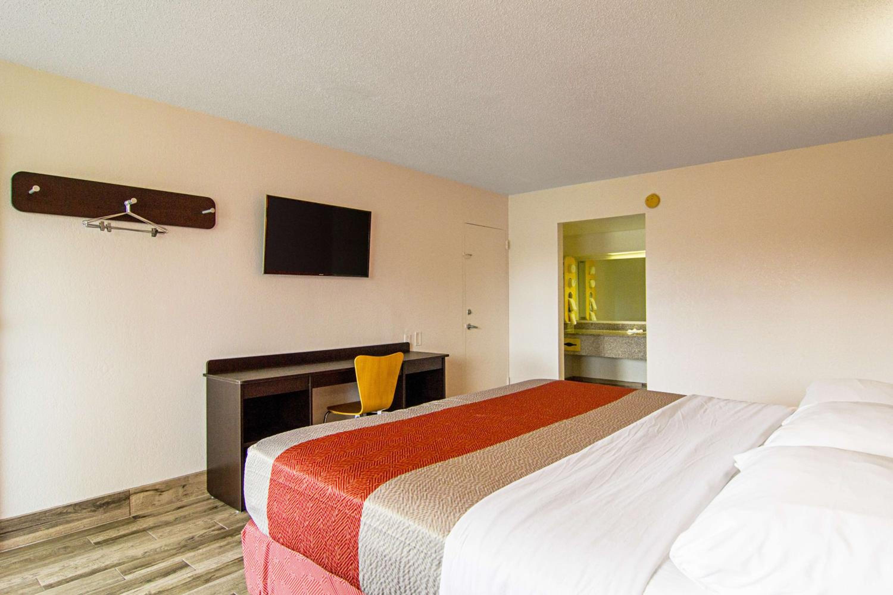 King Room - Non-Smoking - Photo 5
