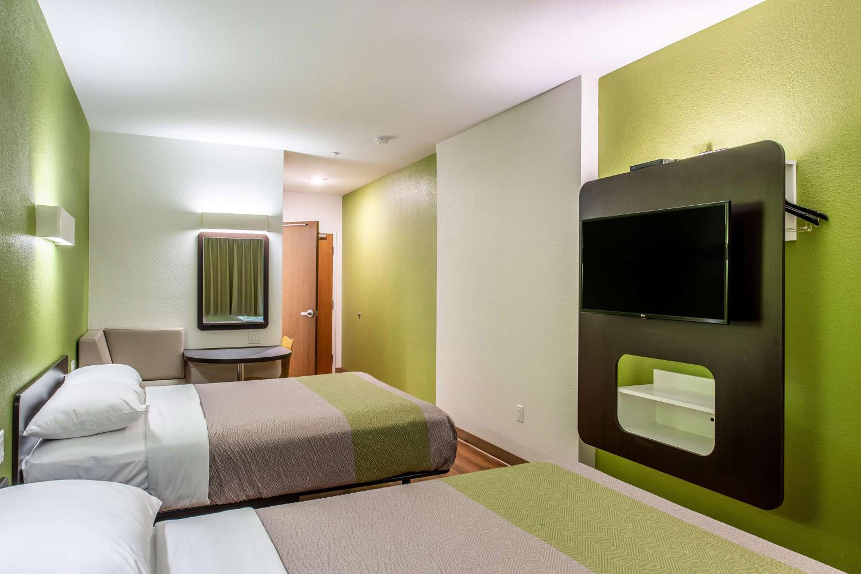 Deluxe Queen Room With Two Queen Beds And Fridge - Non-Smoking photo 1