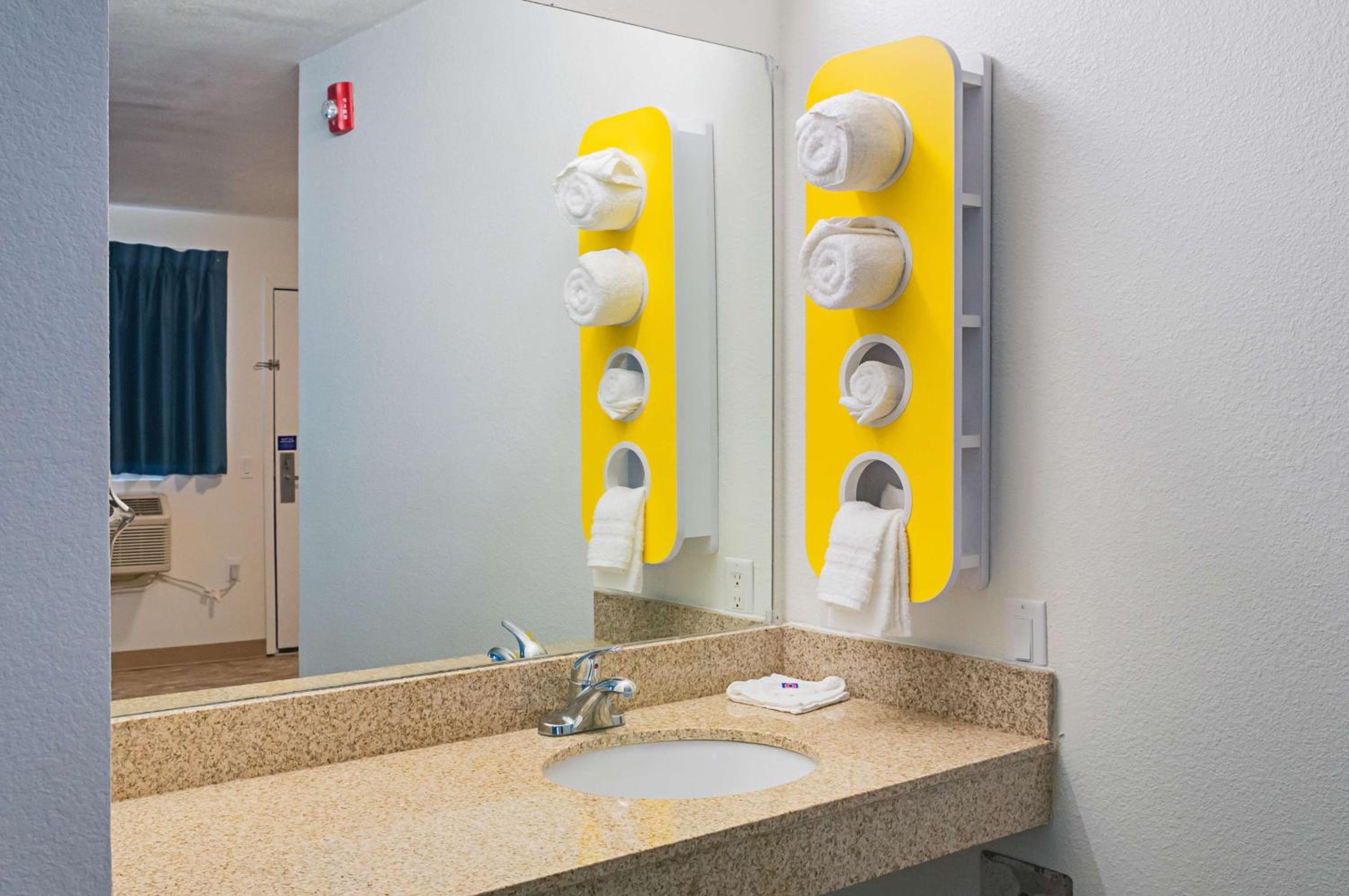 Quadruple Room - Smoking - Photo 3