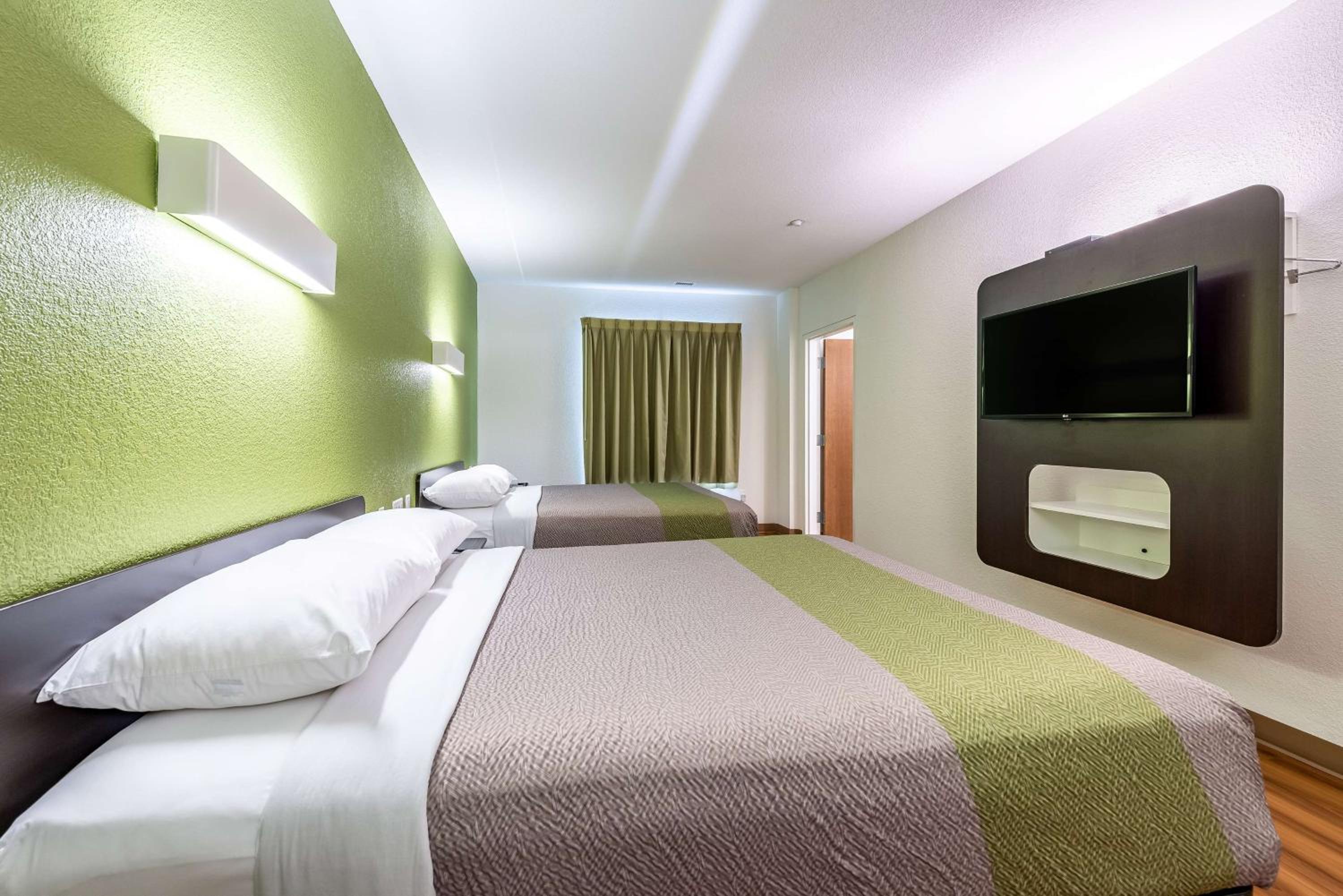 Deluxe Queen Room With Two Queen Beds And Fridge - Non-Smoking photo 2
