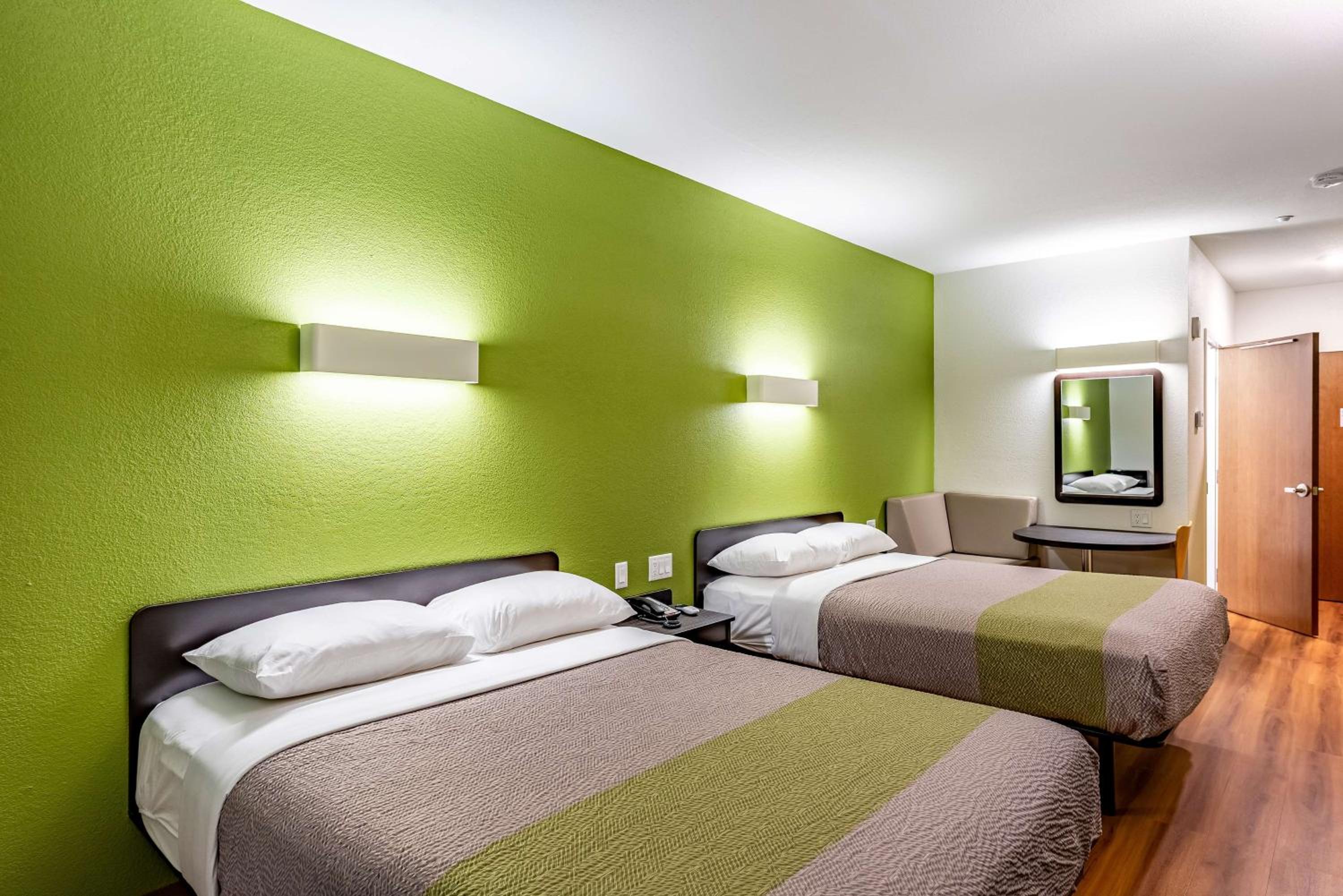 Deluxe Queen Room With Two Queen Beds And Fridge - Non-Smoking photo 3