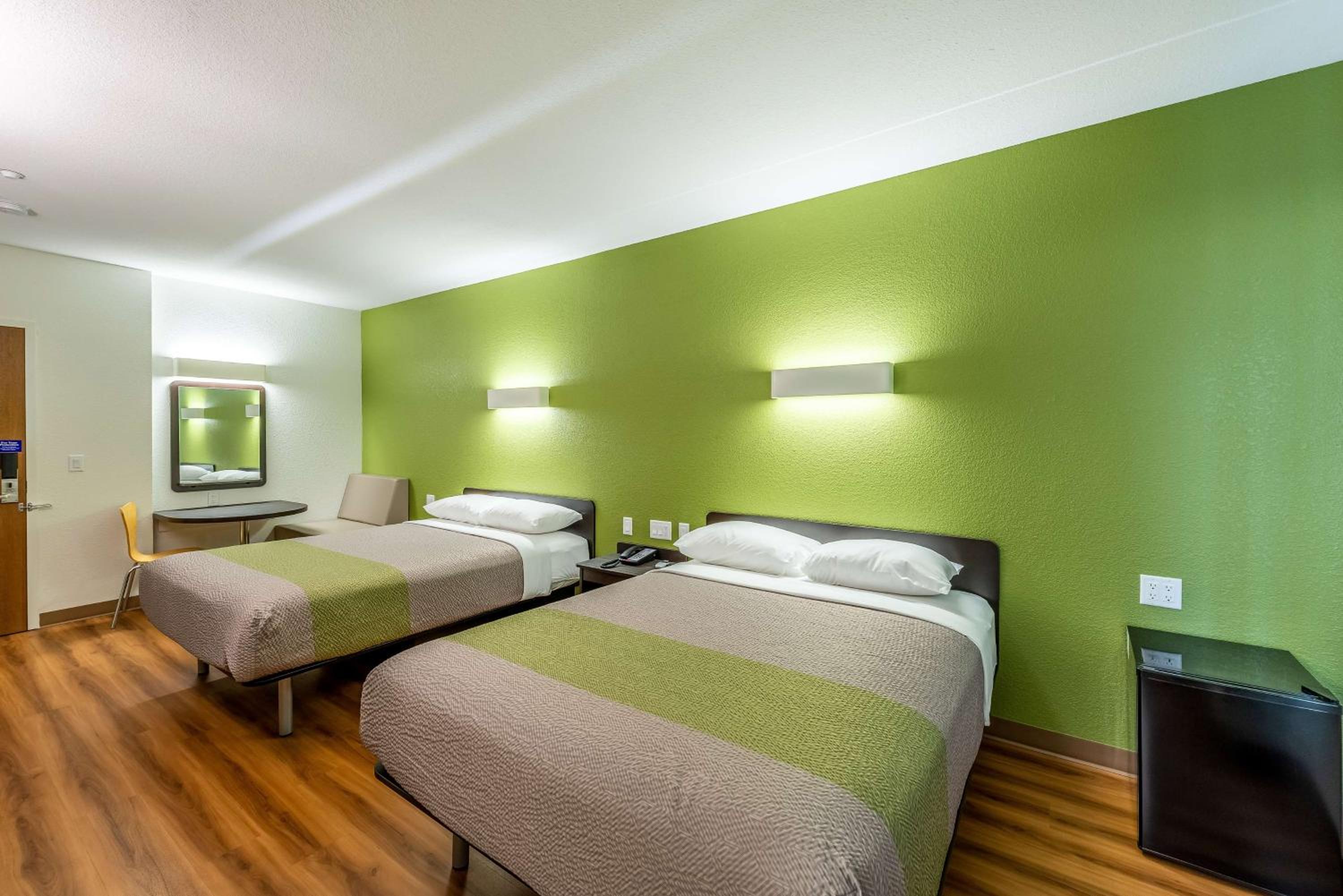 Queen Room with Two Queen Beds - Non-Smoking photo 3