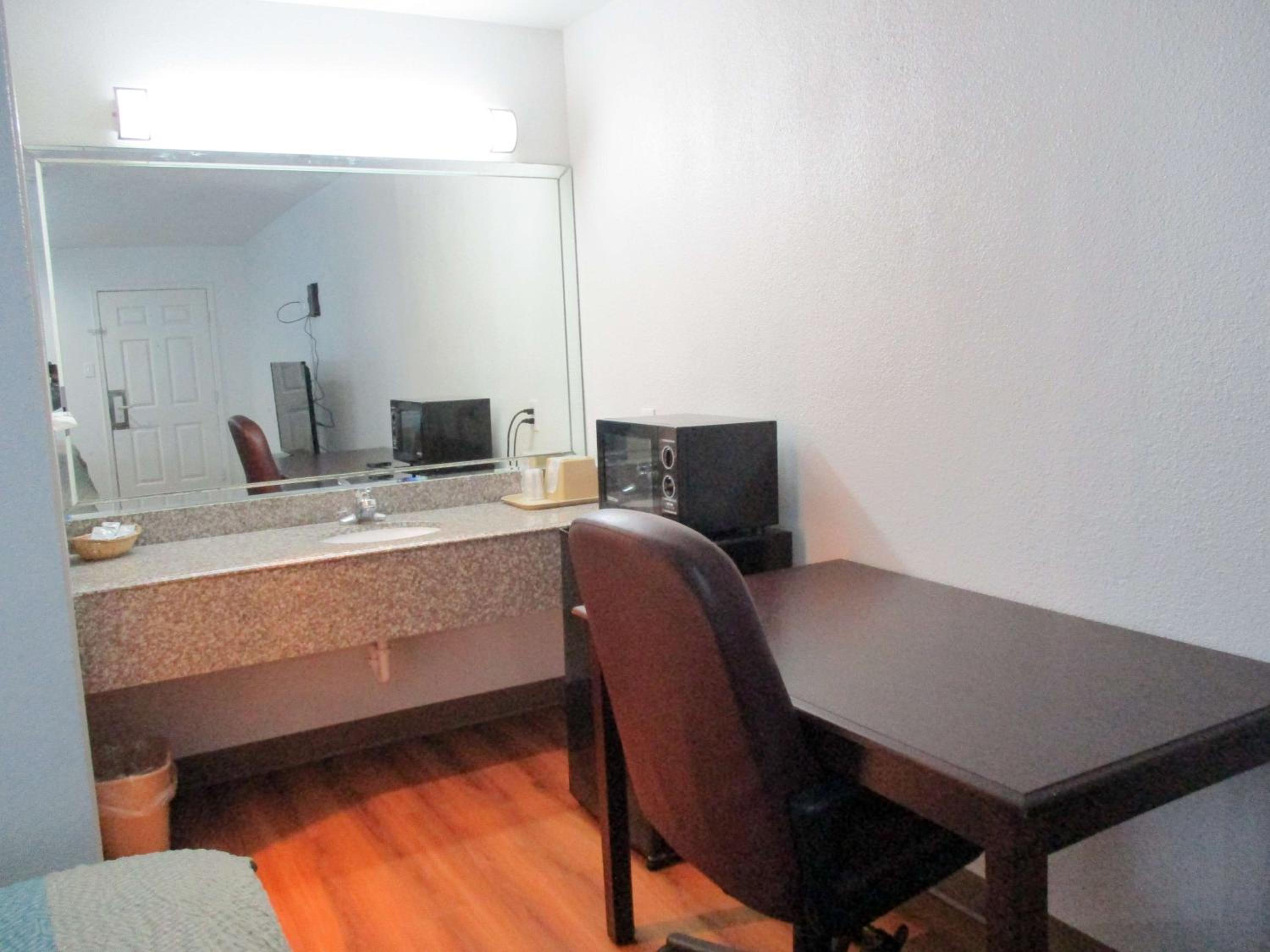 Deluxe King Room - Smoking - Photo 5