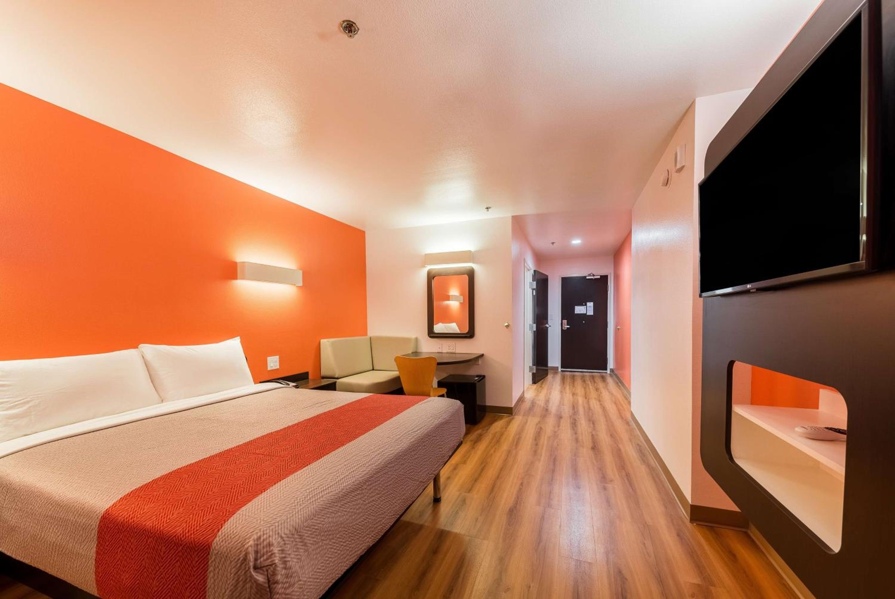 Queen Room - Disability Access - Non-Smoking photo 1