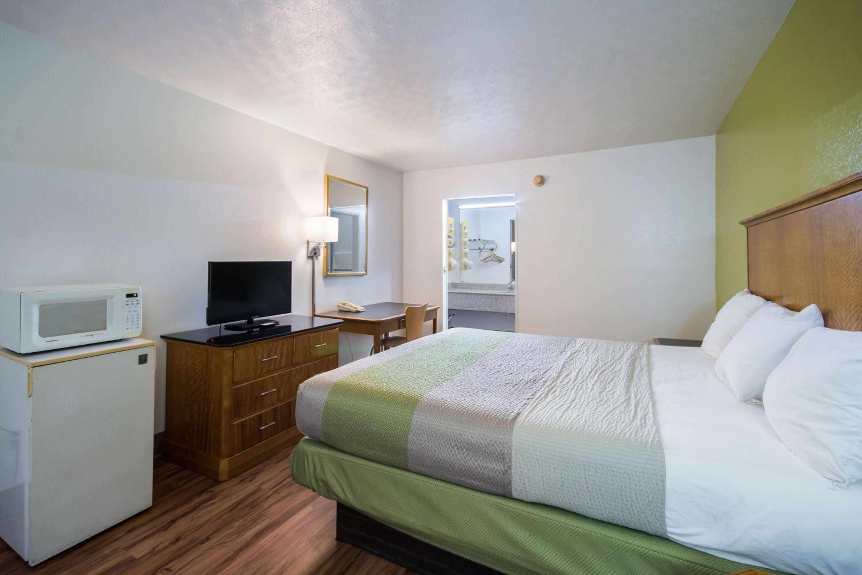 Deluxe Queen Room - Non-Smoking - Photo 7